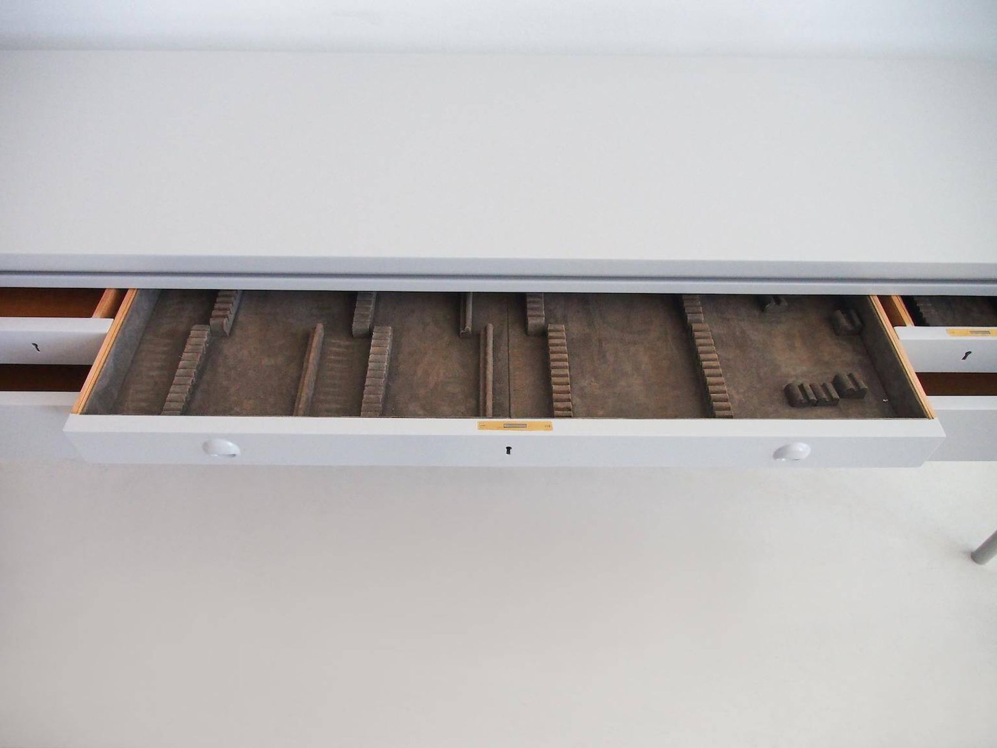 Enfilade en bois peint en gris clair, Helge Vestergaard-Jensen