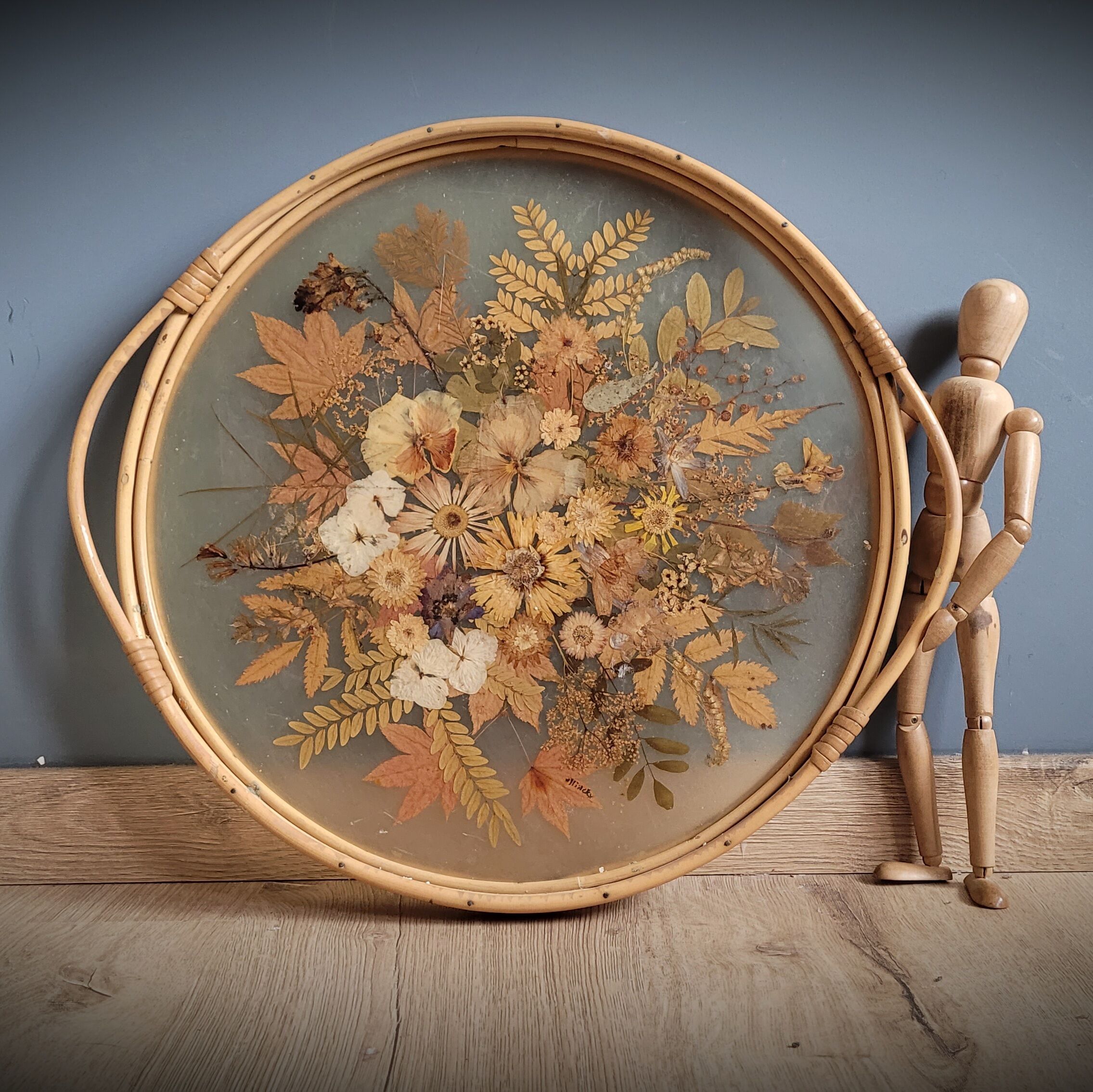 Rattan tray dried flowers
