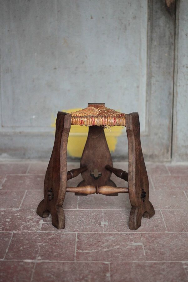 Tabouret bois et jonc tripode, tabouret vintage, tabouret de style gothique