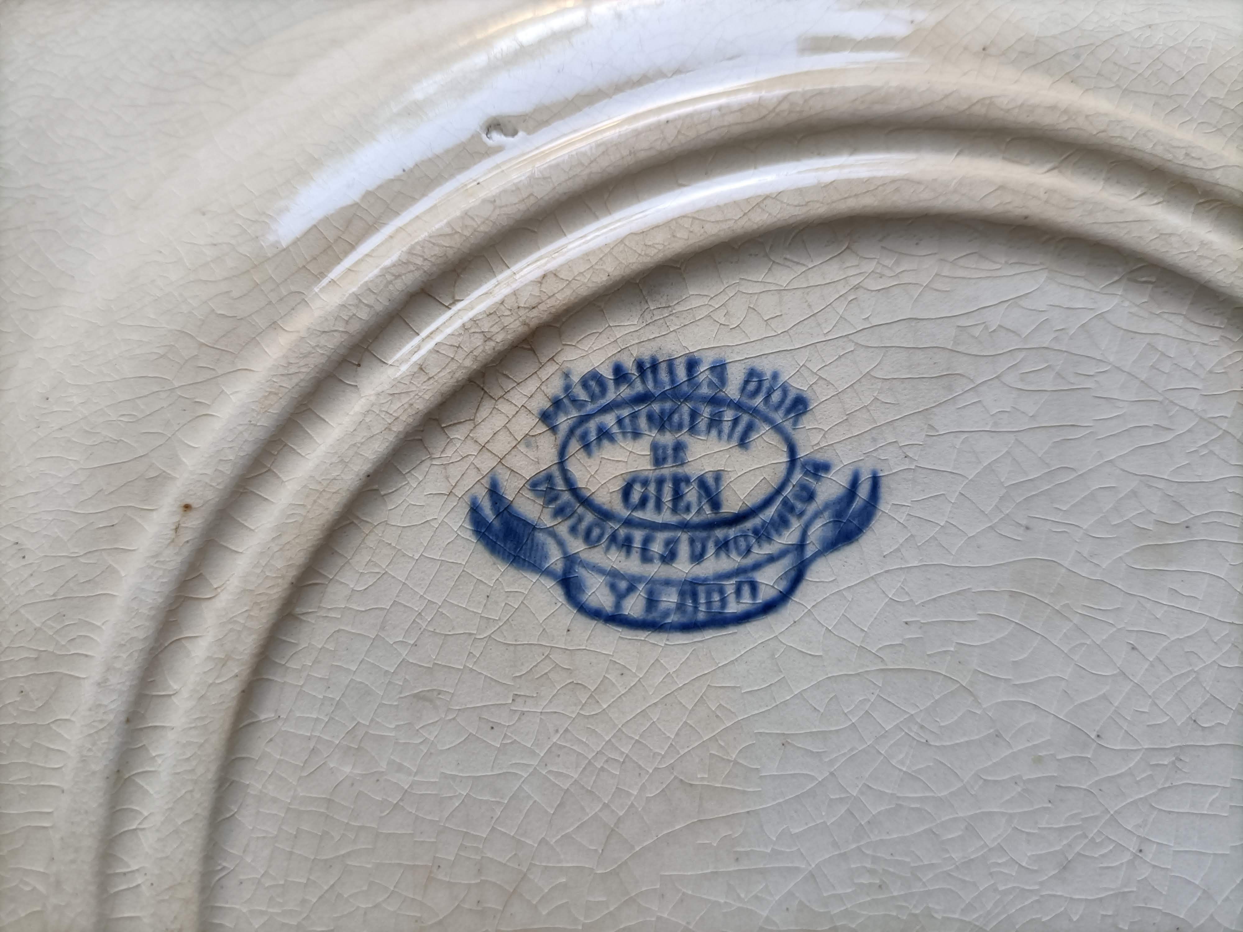 Assiette XIX° en Gien à motifs végétaux asiatiques