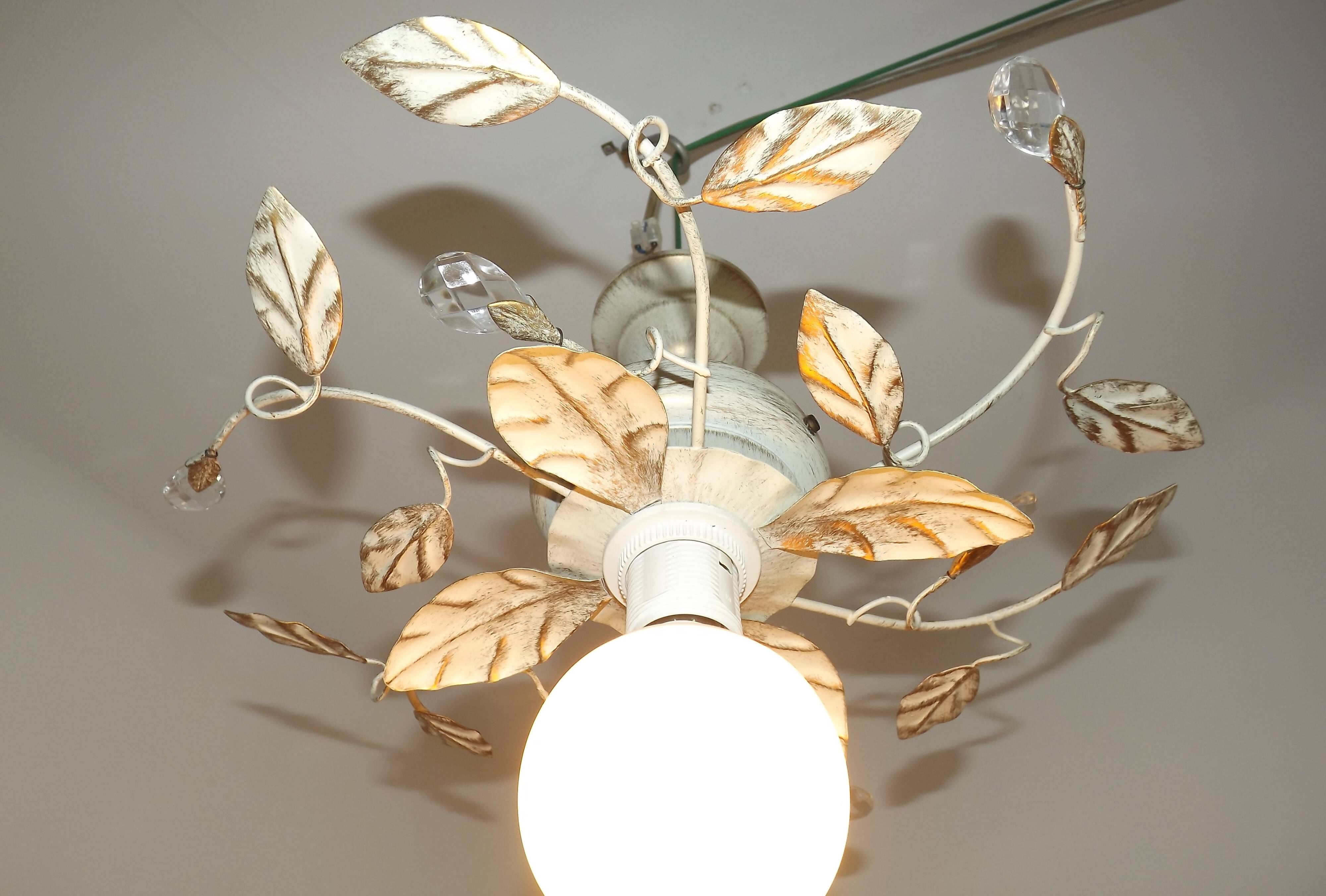 Lustre semi-encastré vintage charmant avec des feuilles et des perles en verre cristal.