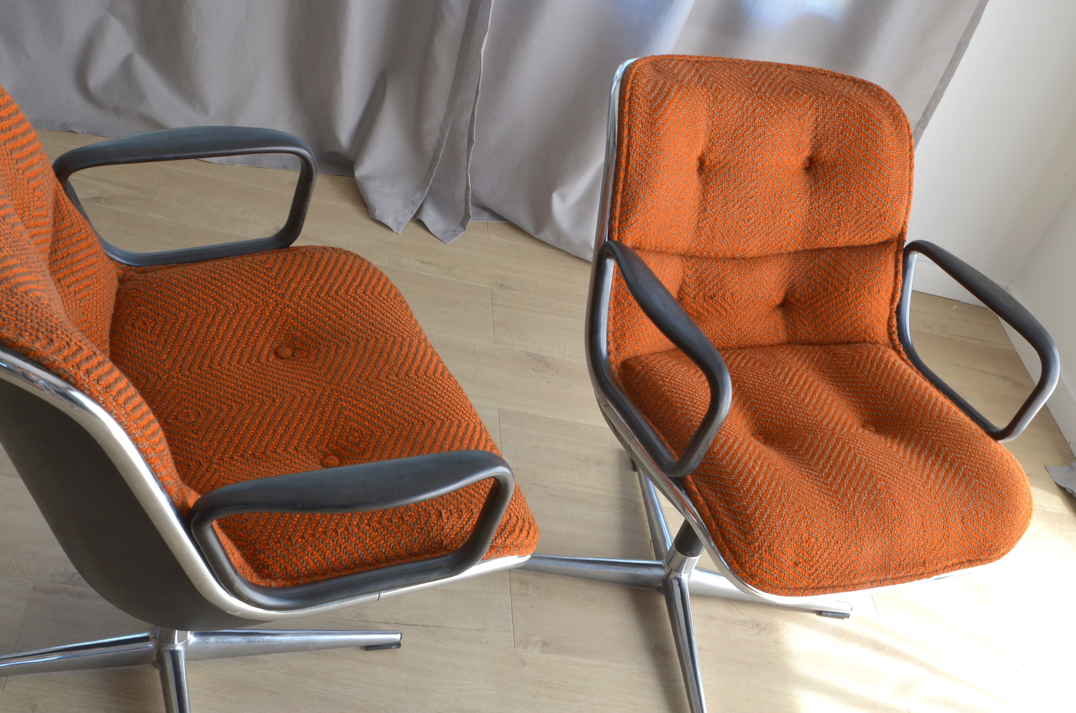 Pair of chairs by Charles Pollock, 1st edition, Edition Knoll
