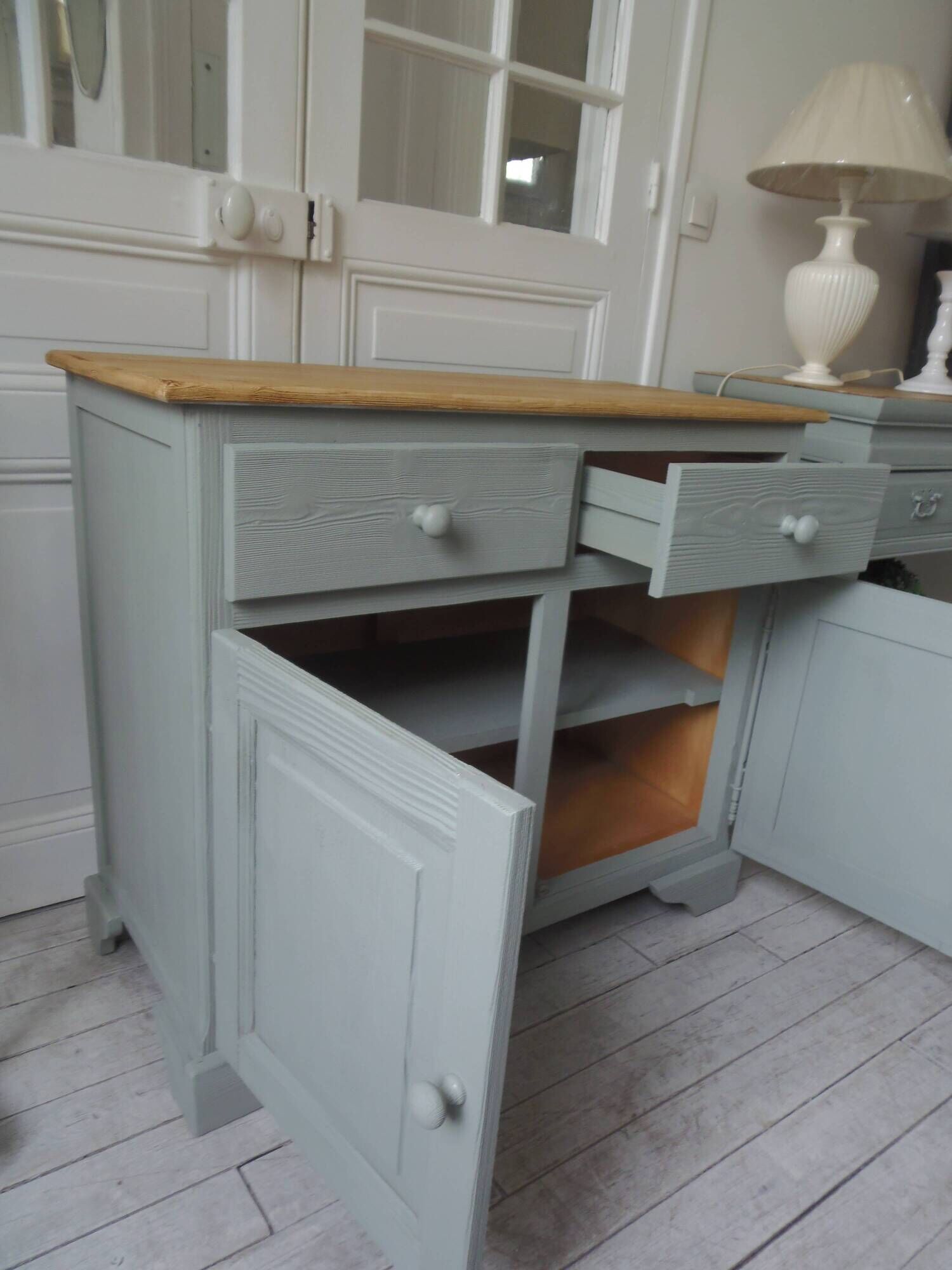 Buffet compacte avec 2 tiroirs, 2 portes,  réenchanté en vert de gris.
