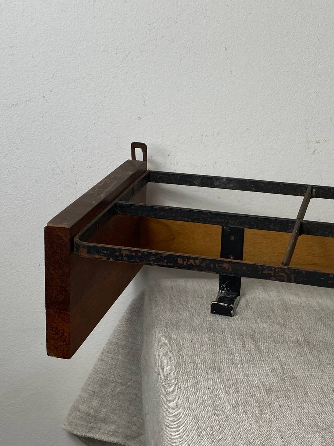 Wall-mounted coat rack with 5 wood and iron hooks