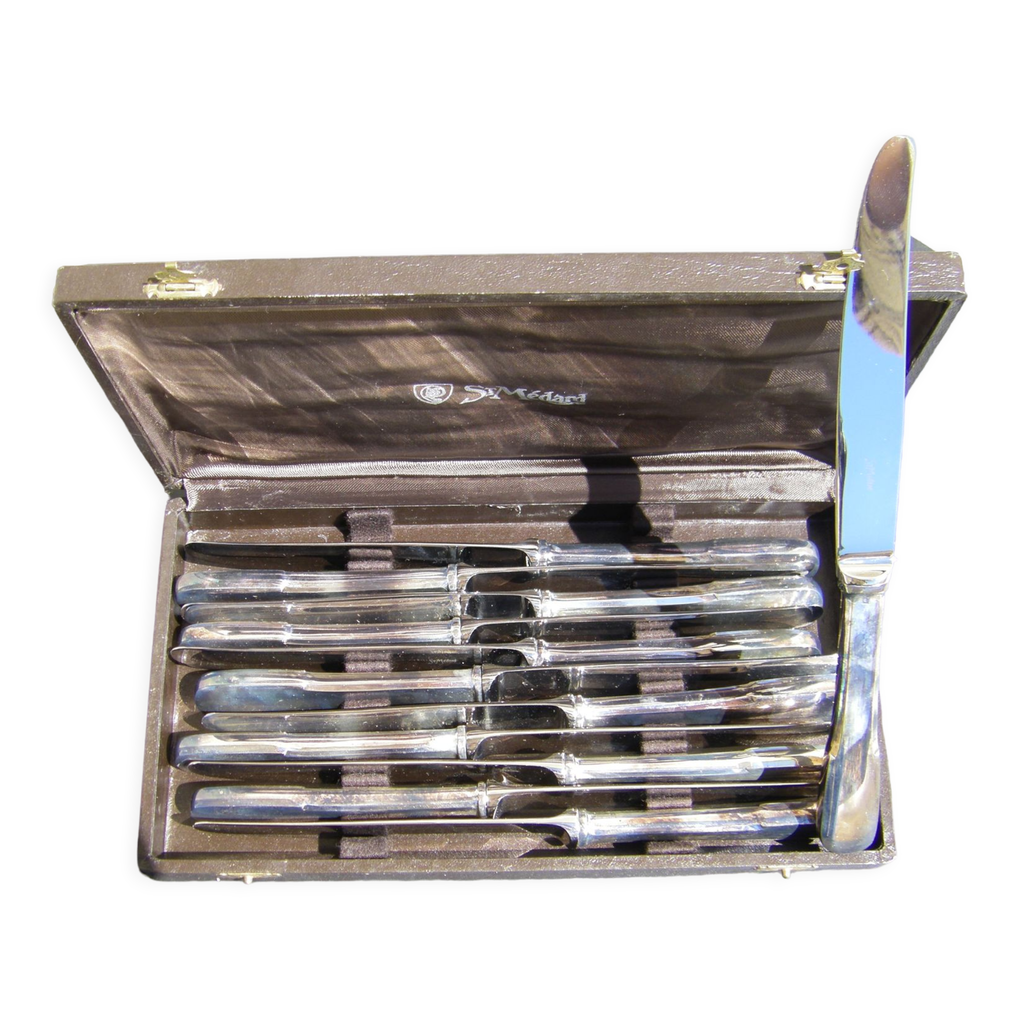 Box twelve St Médard knives.