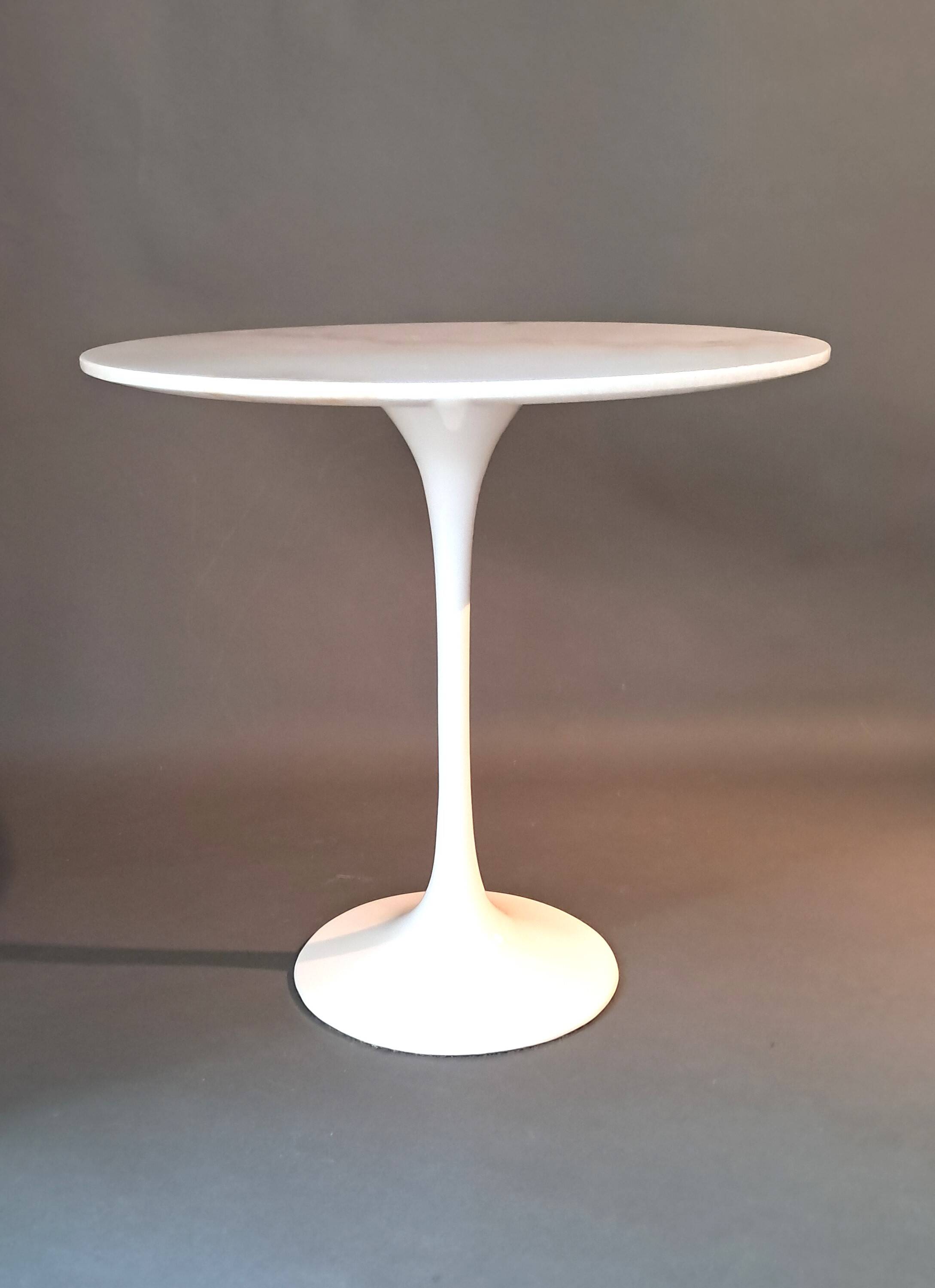 Tulip pedestal table in veined white marble and cast aluminum base, 1970/1980