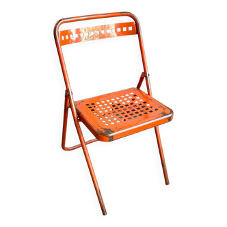 Chaise pliante en métal orange "Ville d'Argenteuil"