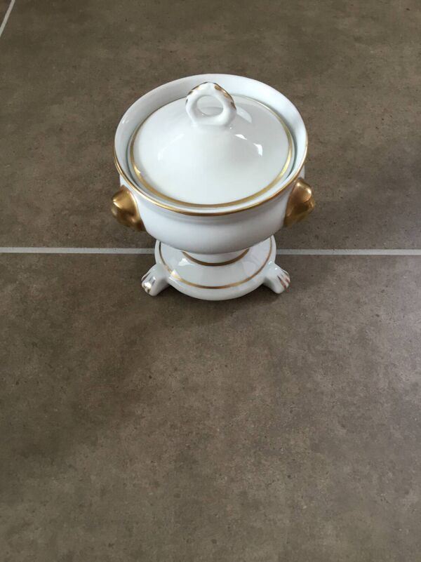 Pot couvert en porcelaine blanche