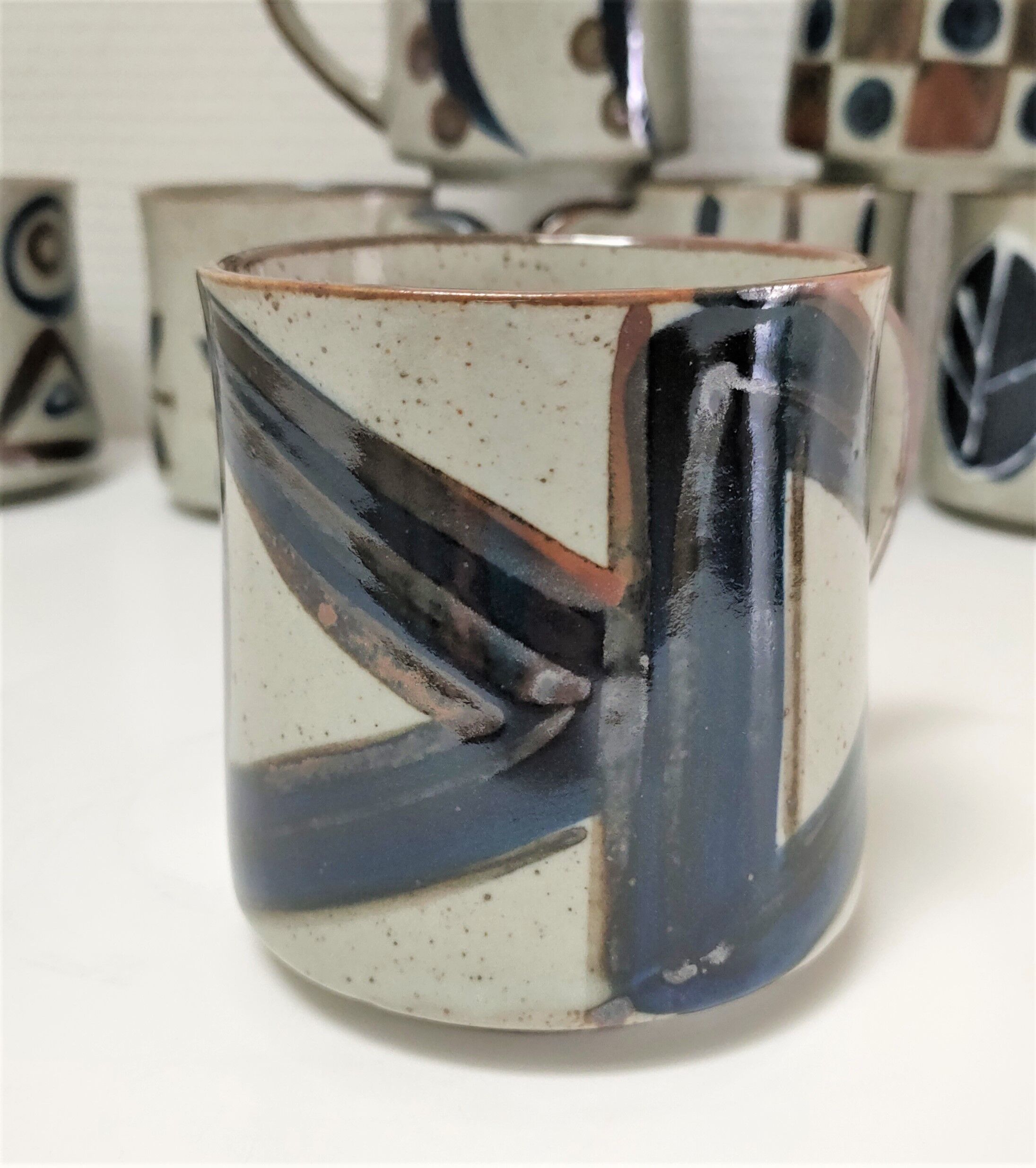 Dix mugs en grès émaillé décors bleu et ocre design années 80