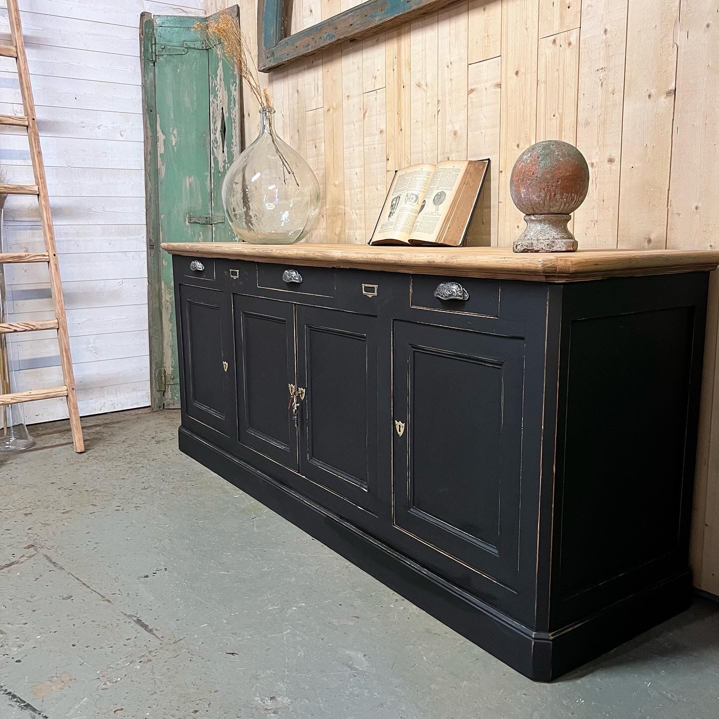 Ancien buffet de commerce