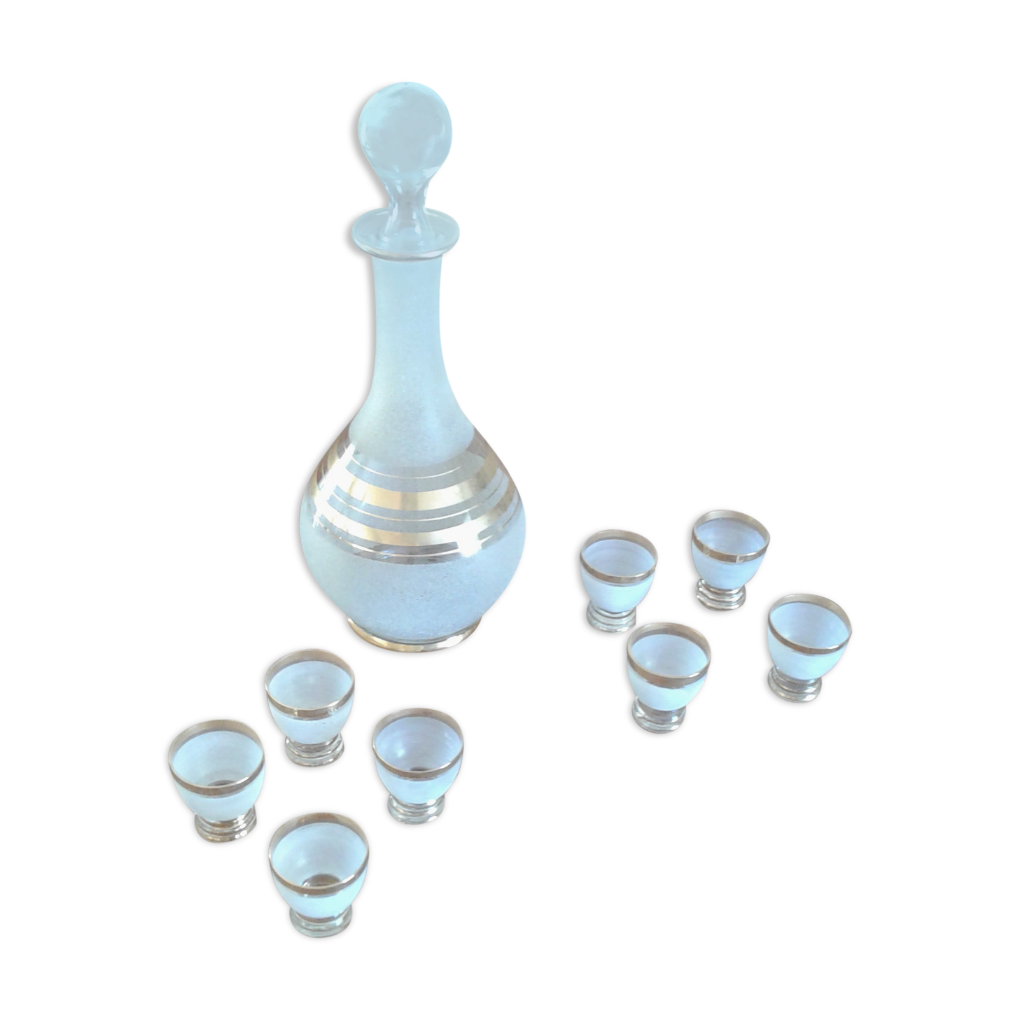 8 verres et bouteille avec bouchon