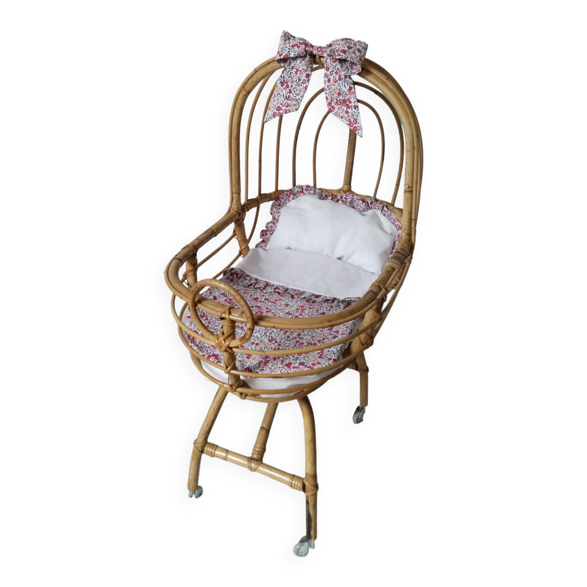 Lit berceau de poupée en rotin ancien restauré tissu style Liberty années 70
