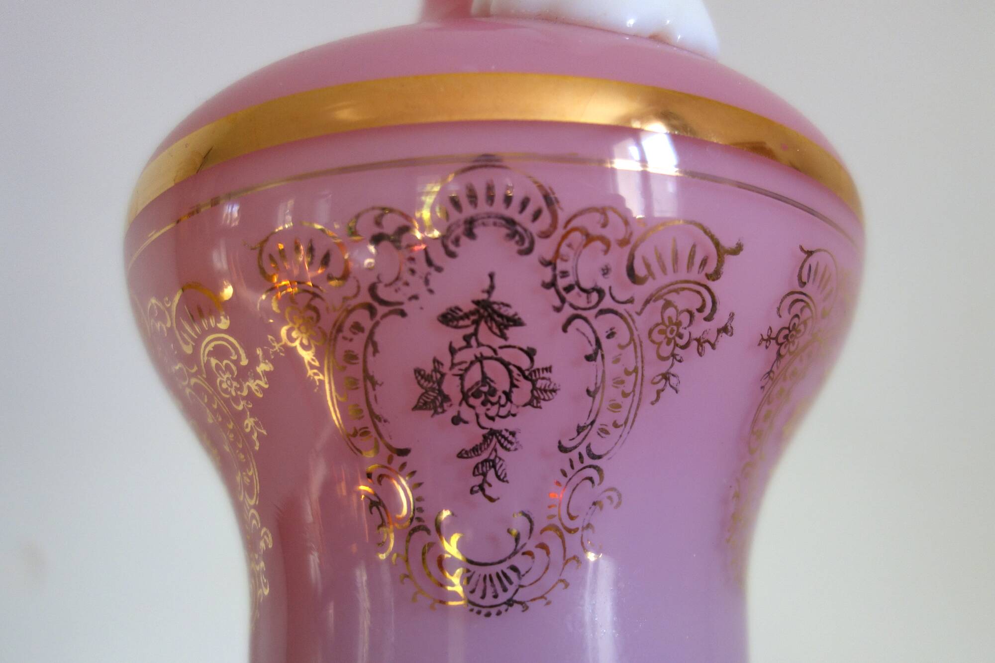 Ancienne aiguière en verre rose en blanc - camée velours