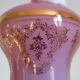 Ancienne aiguière en verre rose en blanc - camée velours