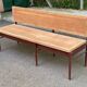 Grand banc d'école vintage 170 cm de 3/4 places en bois brut poncé métal 19