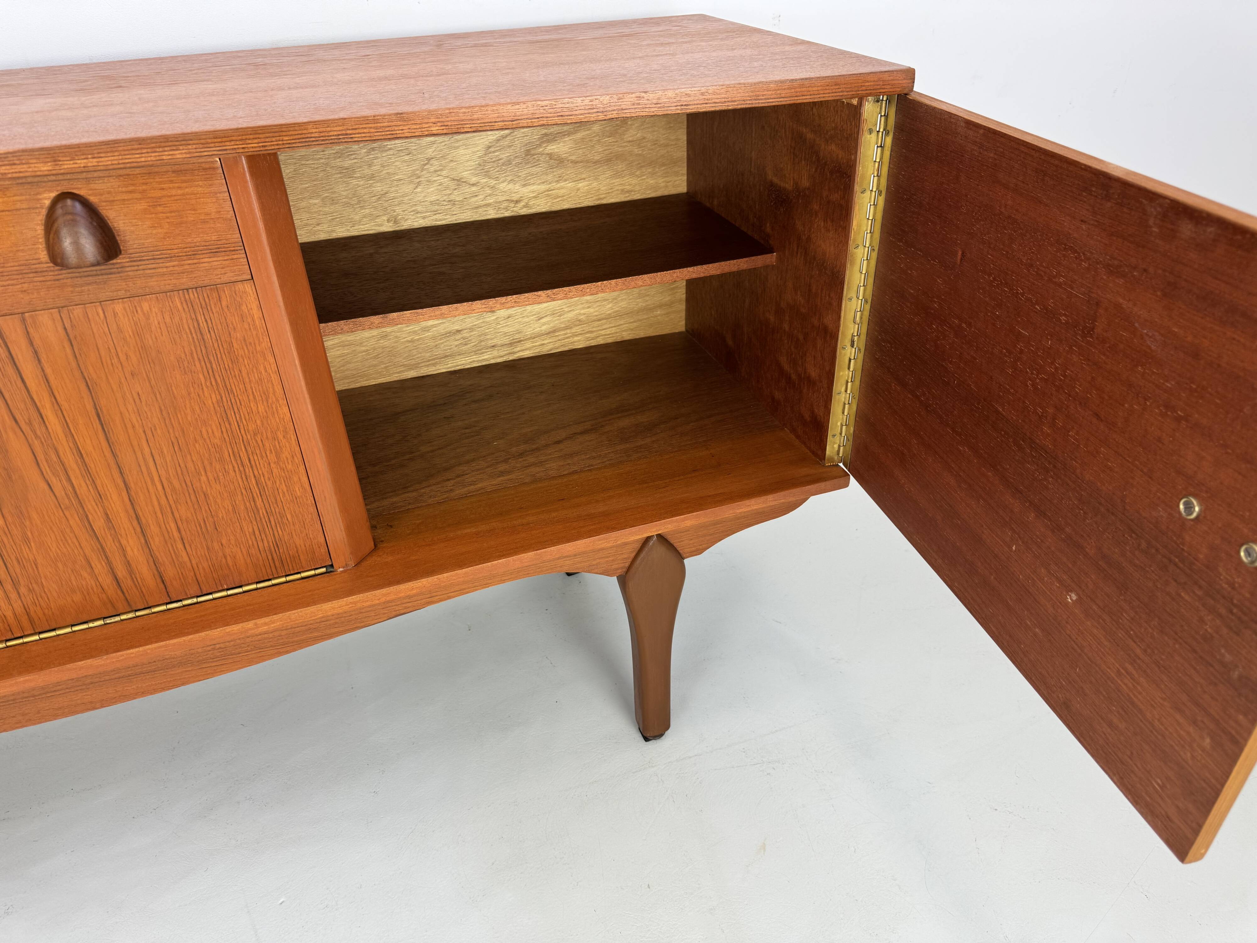 Buffet unique de style art déco des années 60 avec poignées en palissandre.