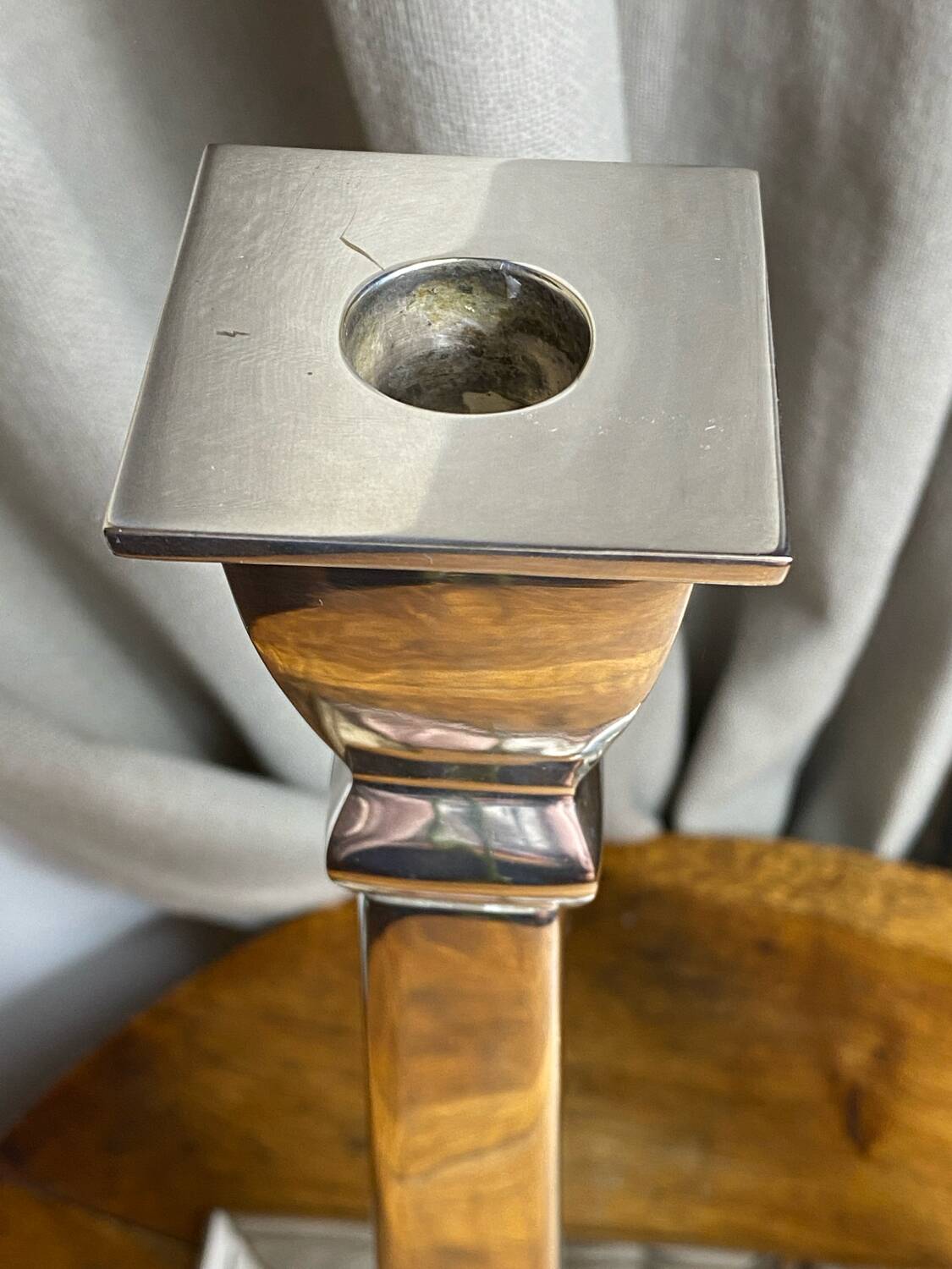 Paire de grands bougeoirs design en aluminium