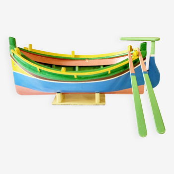 Maquette de bateau de pêche en bois peint