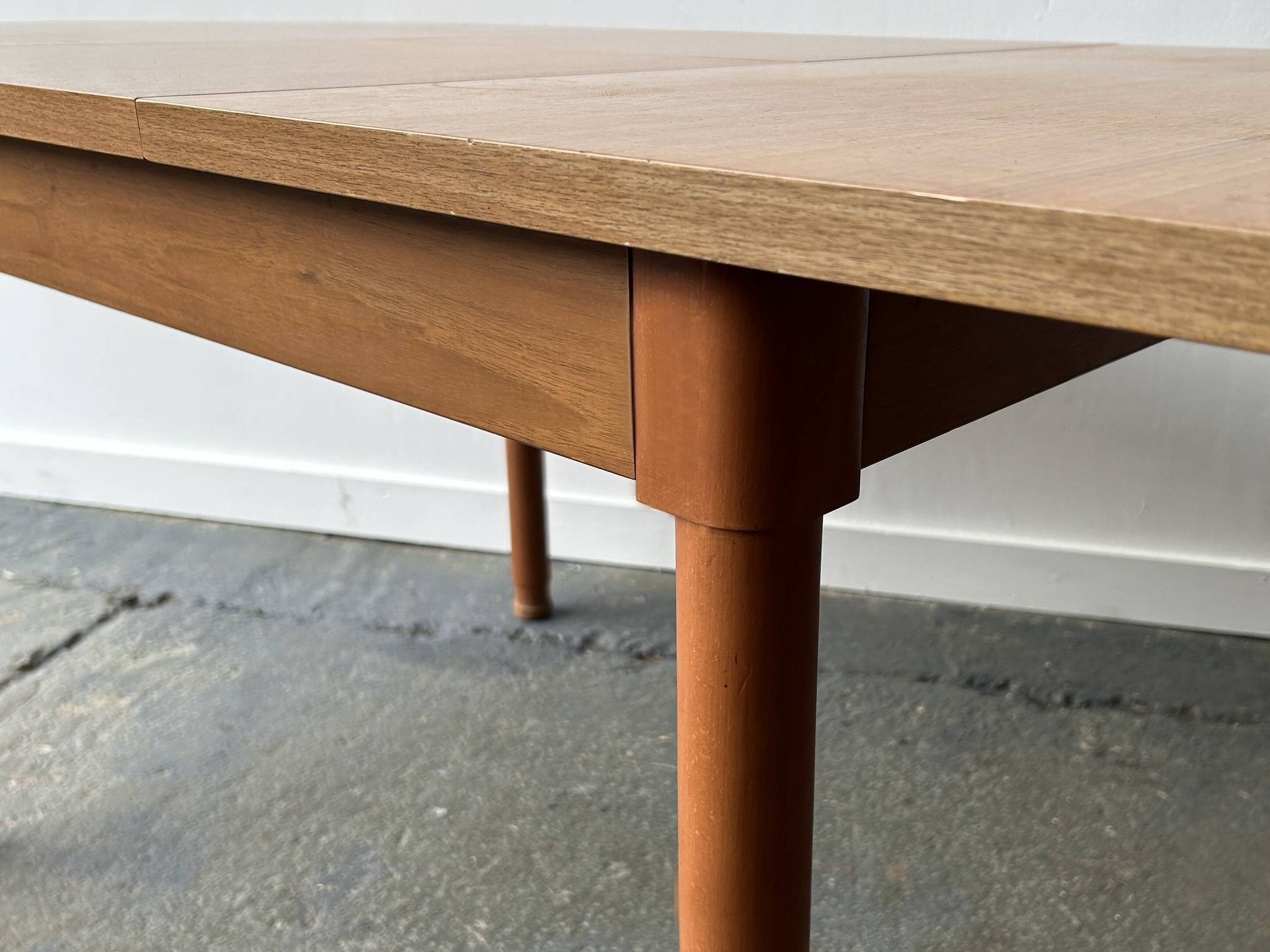Mid-Century modern extending dining table by Schreiber Furniture