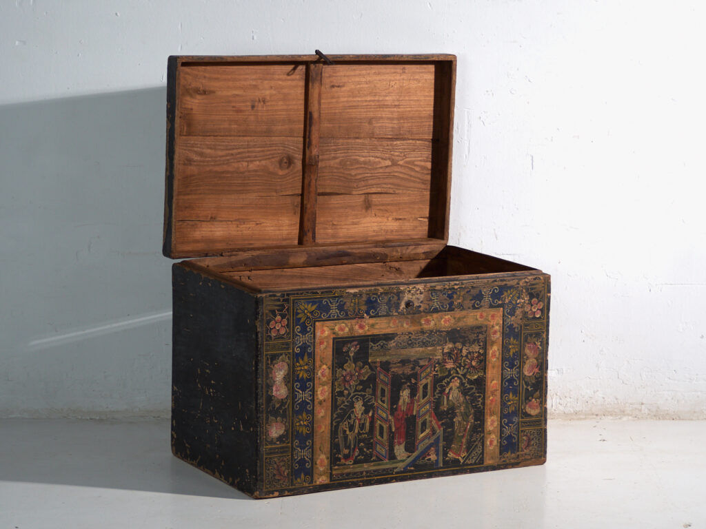 Antique chest painted in pine wood – China, around 1900