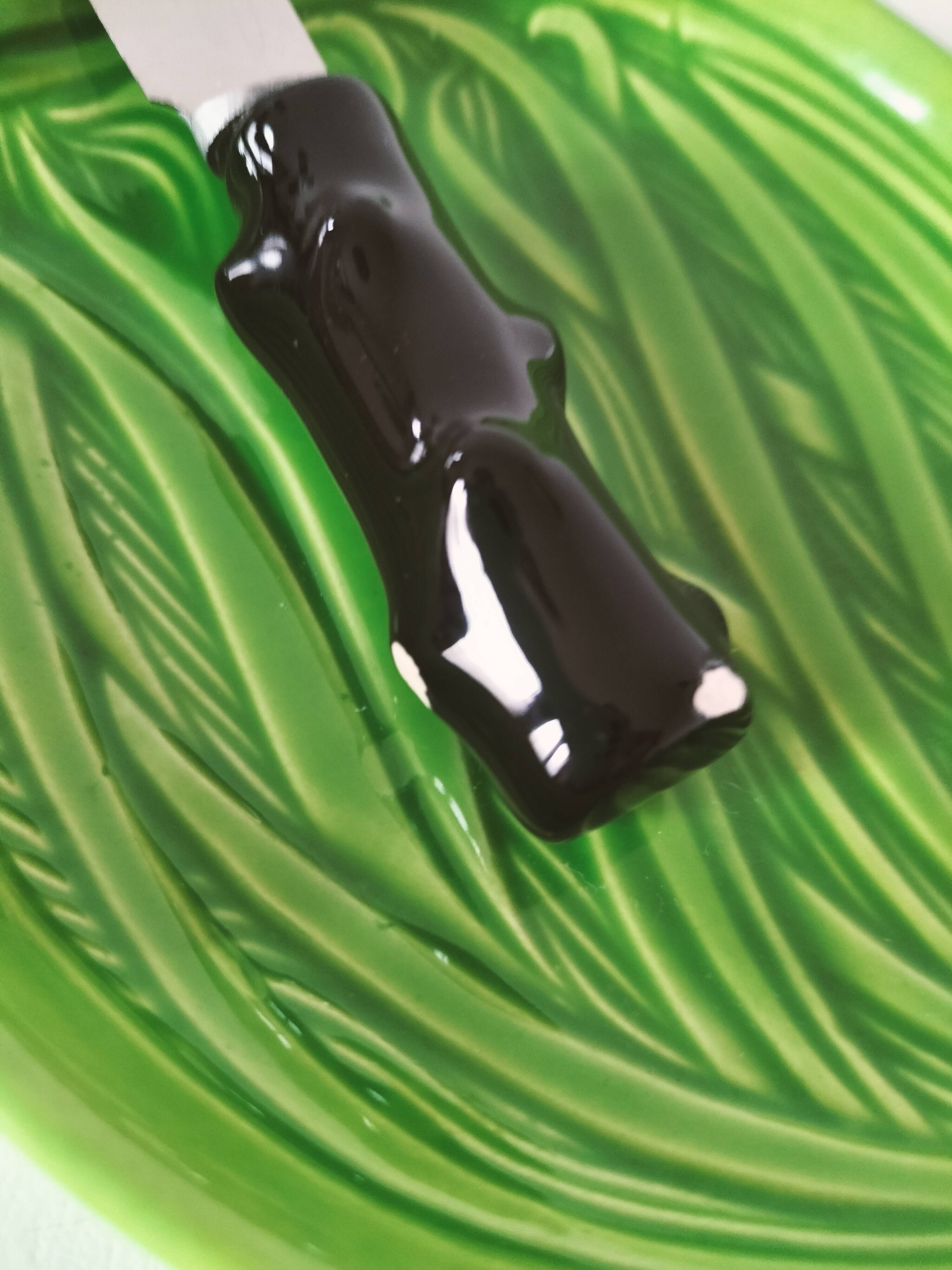 Beurrier barbotine feuille verte avec couteau bambou noir