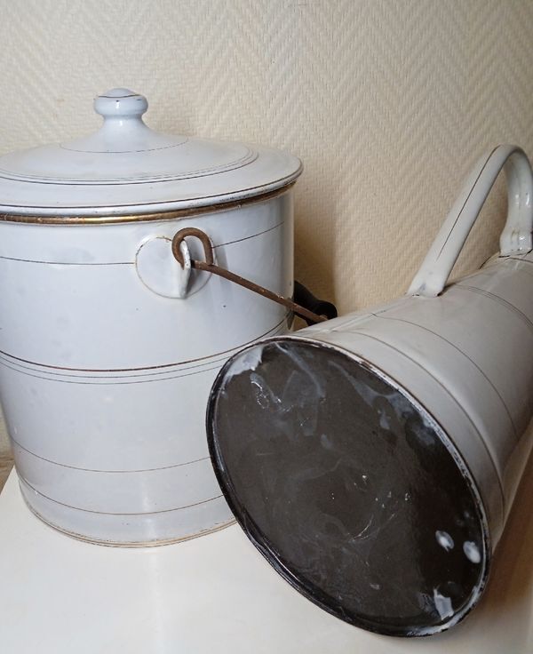 Broc et seau émaillé