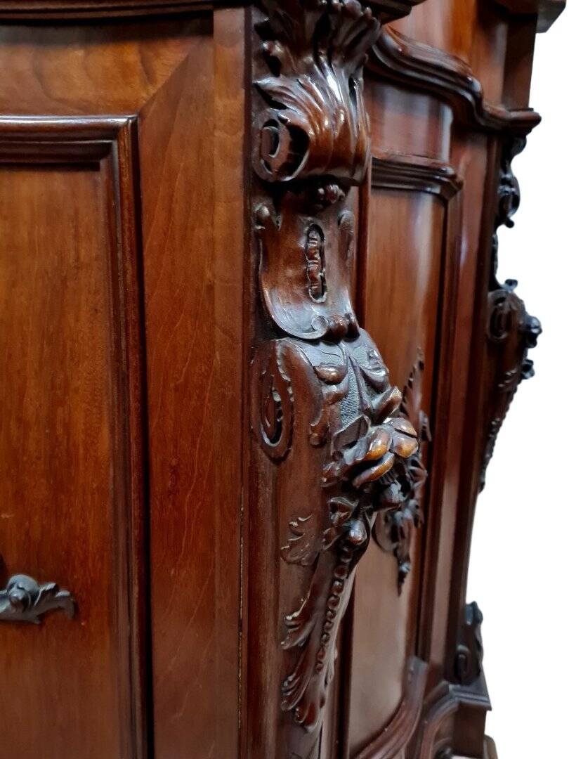 Buffet galbé toutes faces époque Napoleon III en acajou