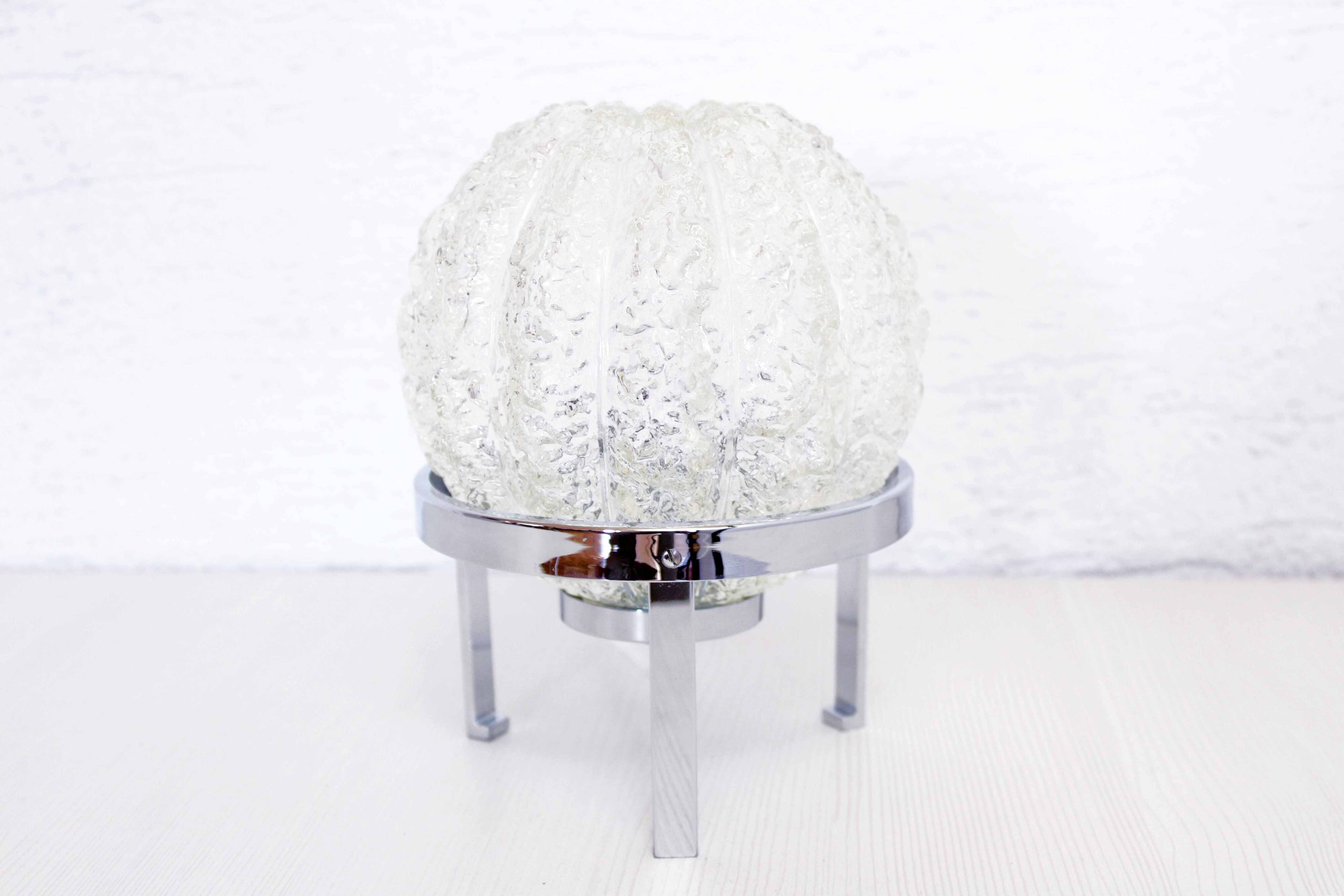 Lampe à poser en verre sur socle argenté