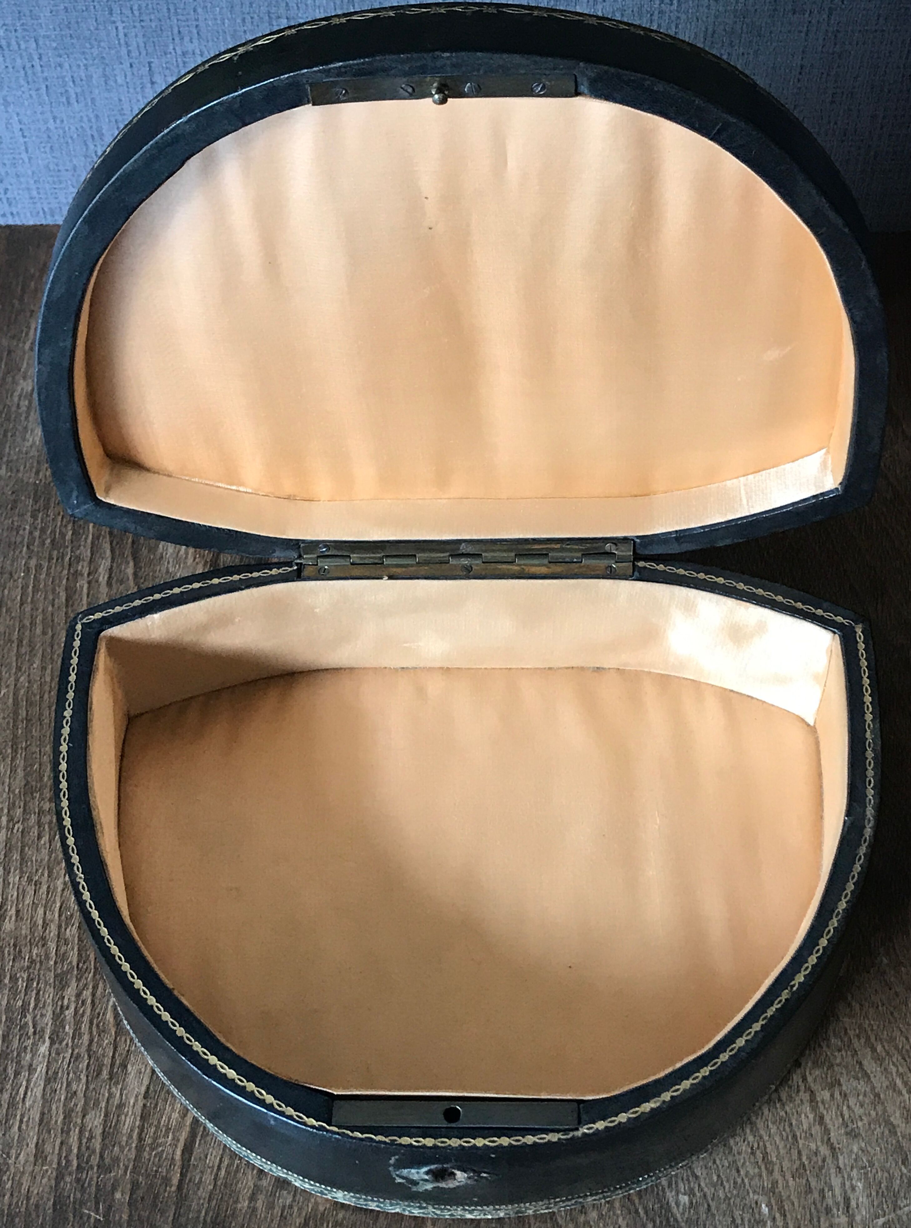 Old large leather jewelry box with a central medallion, XIX century, Napoleon III