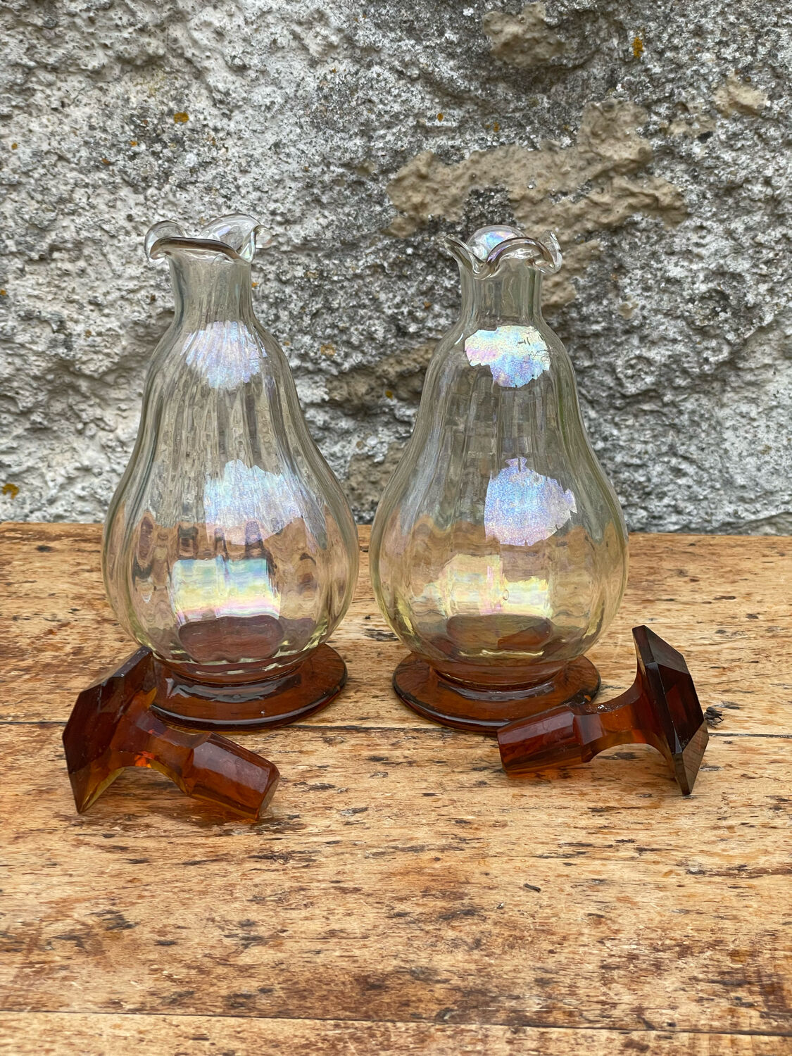 2 carafes cap and vintage amber base