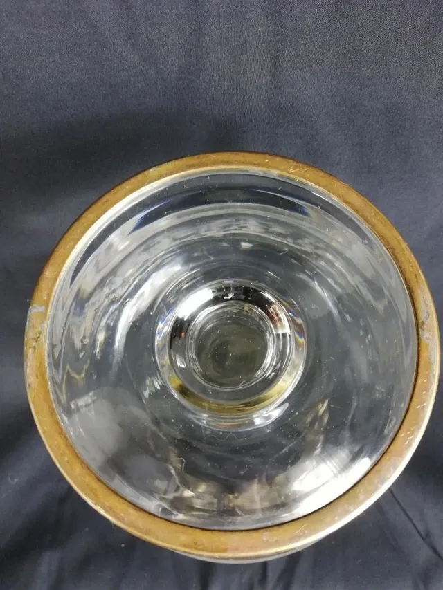 Vase en verre gravé sur pied