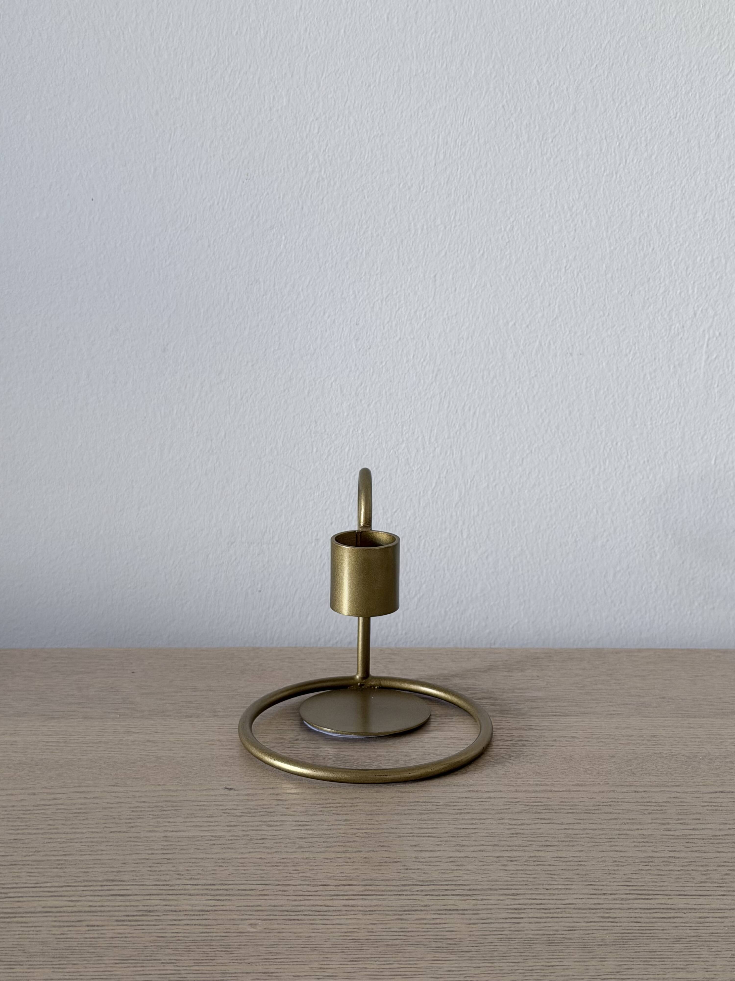 Bougeoir design en métal doré mat