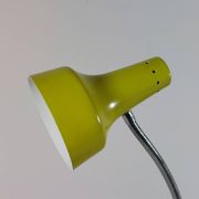 Lampe de table en métal jaune-vert, années 50