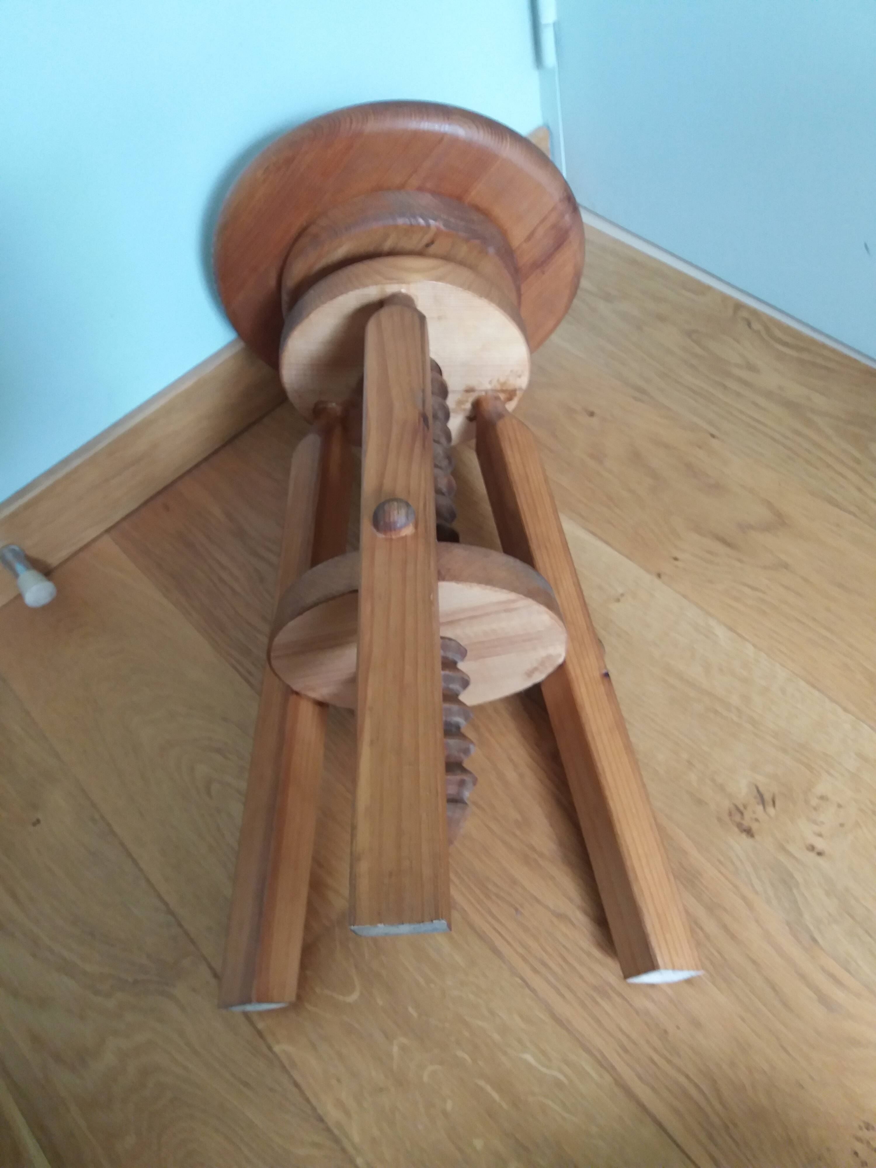 Tripod screw stool