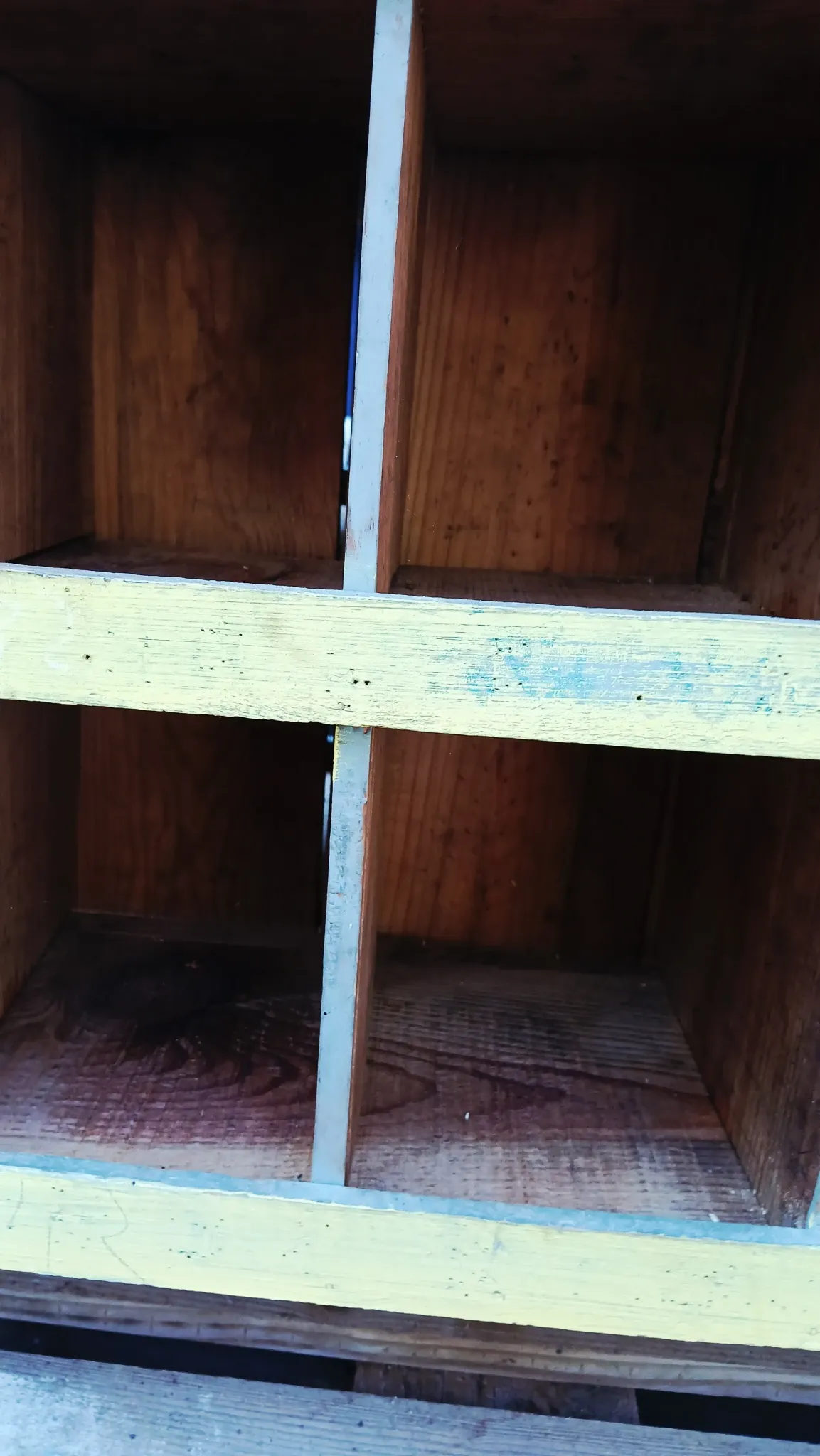 Workshop furniture with double-sided lockers