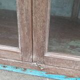 Armoire ancienne vitrée en bois avec fond métal