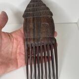 Ancien peigne ethnique en bois exotique