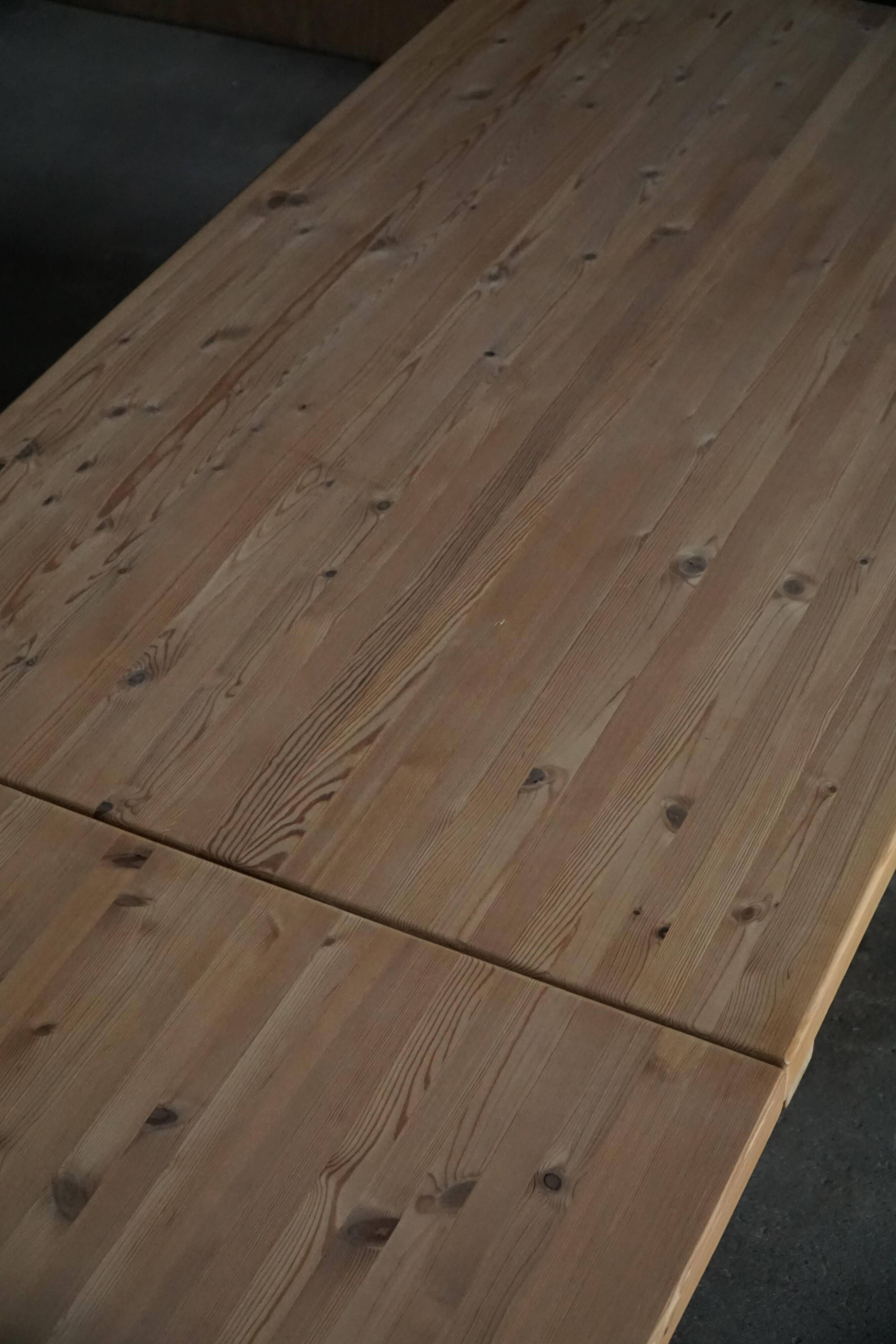 Modern Danish brutalist extendable dining table in pine, Tage Poulsen, 1970s.