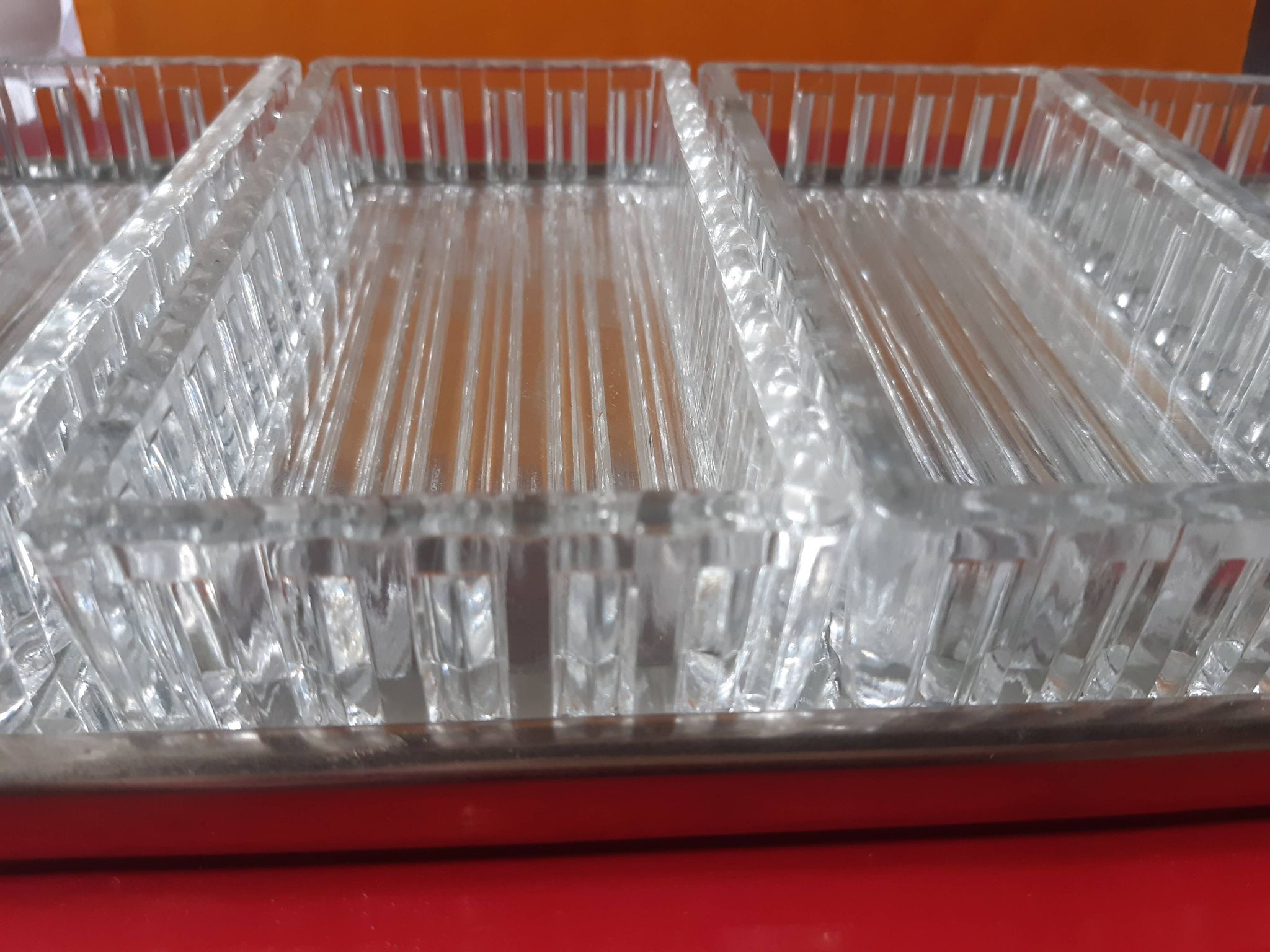 Service platter for aperitifs with four compartments in cut glass.