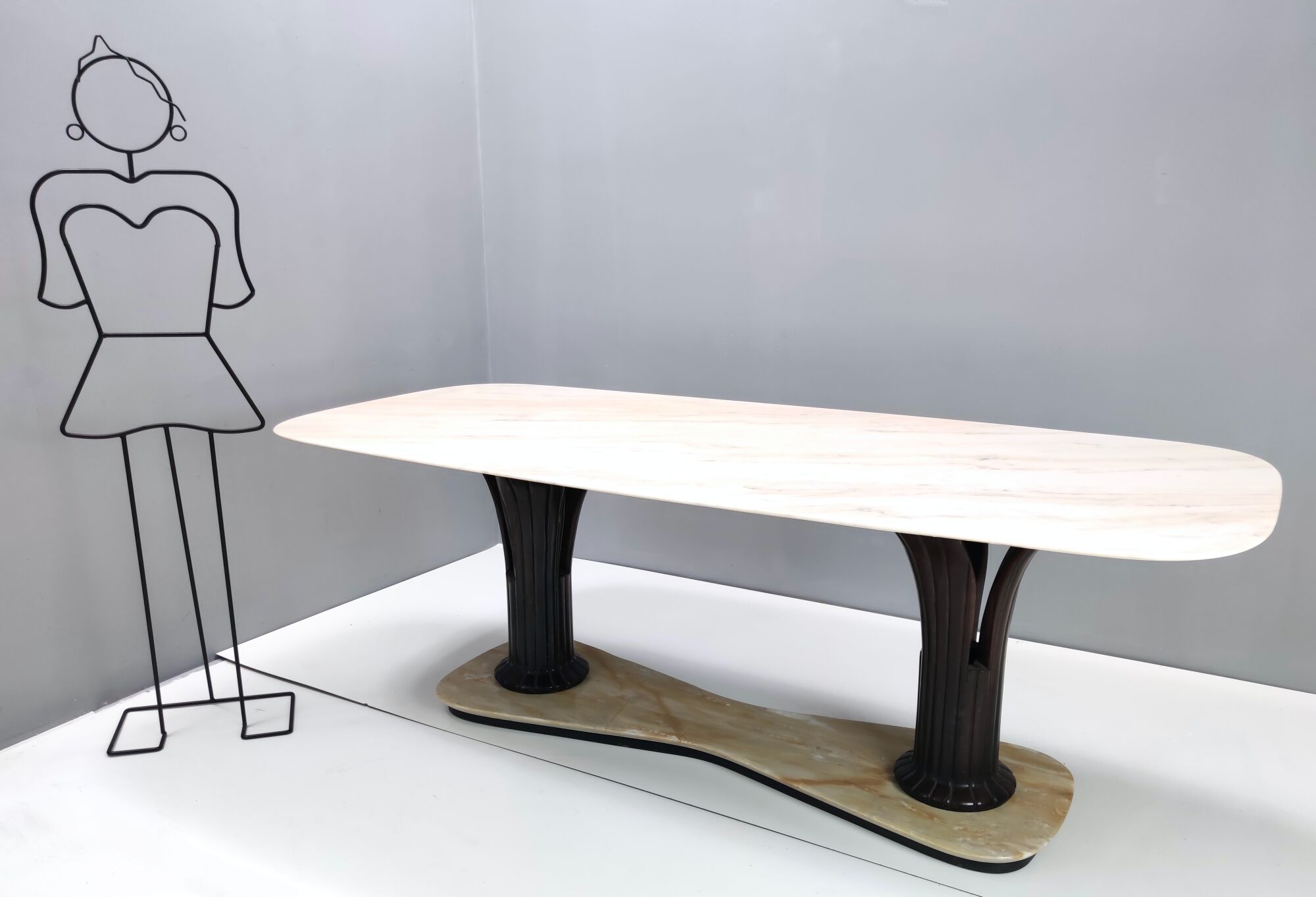 Dining table with a portuguese pink marble top