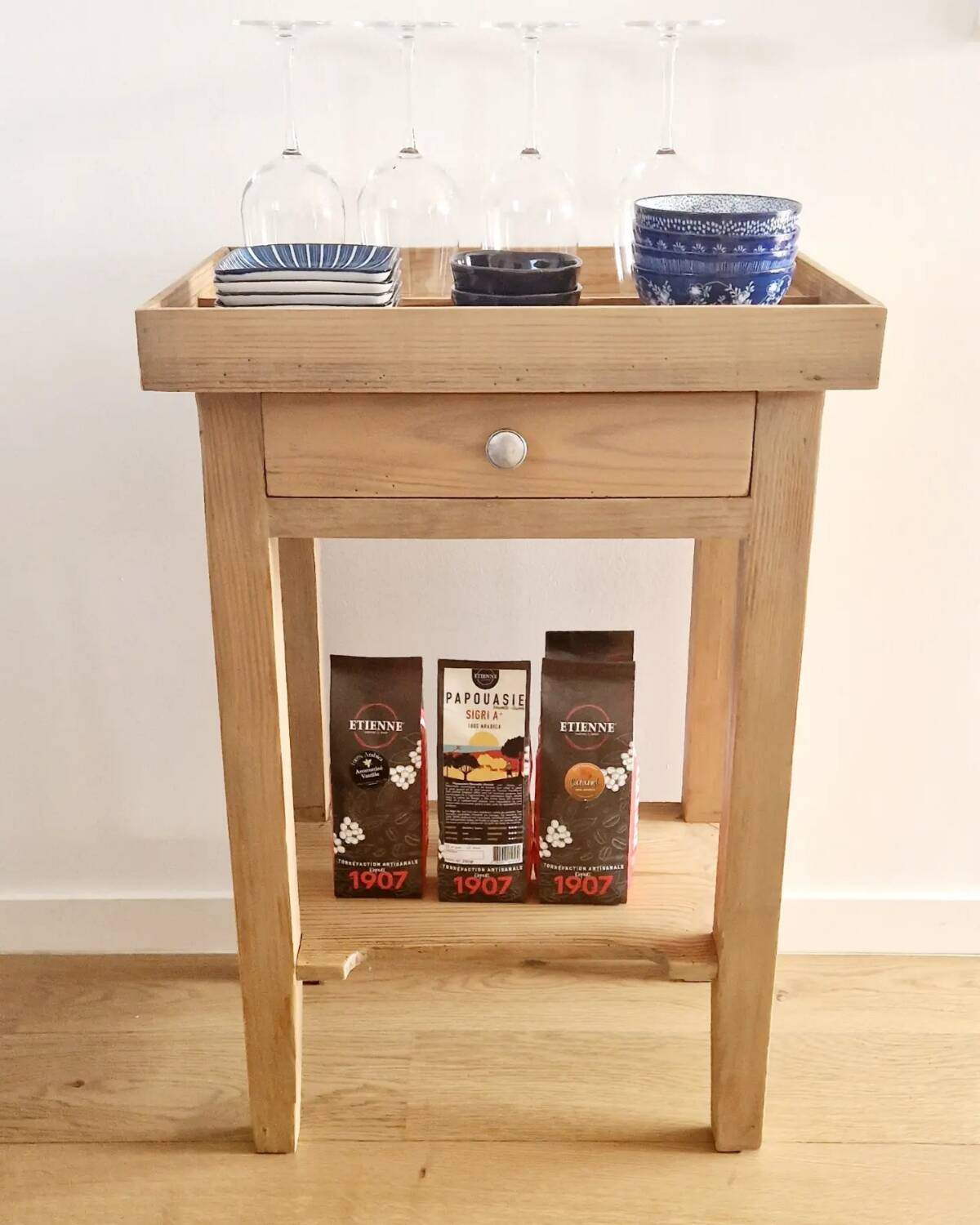 Old pine café restaurant block