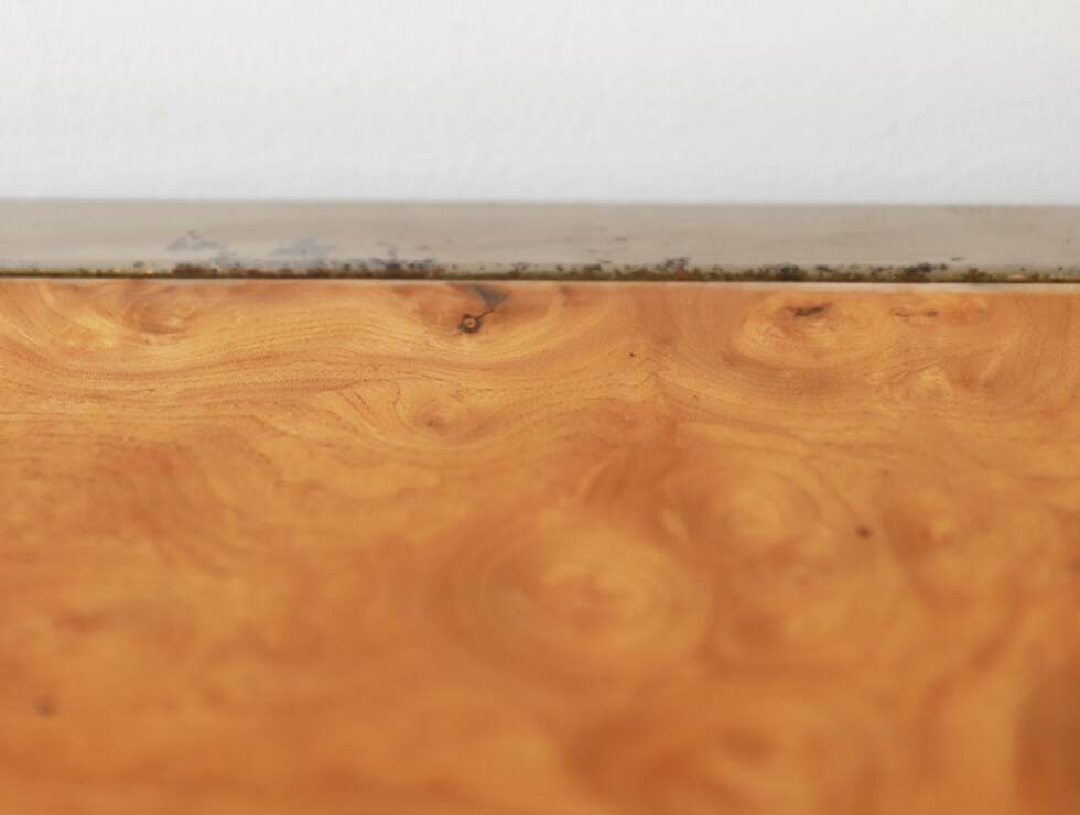 table basse en loupe d'orme avec bords chromés