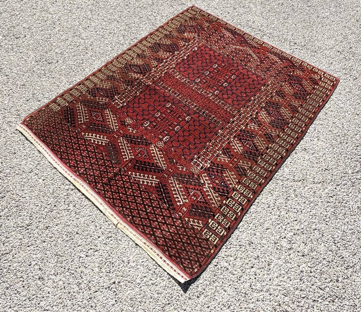 Ancient Turkmen Hatchlou rug: 120 × 150 cm "Galerie Sardje"