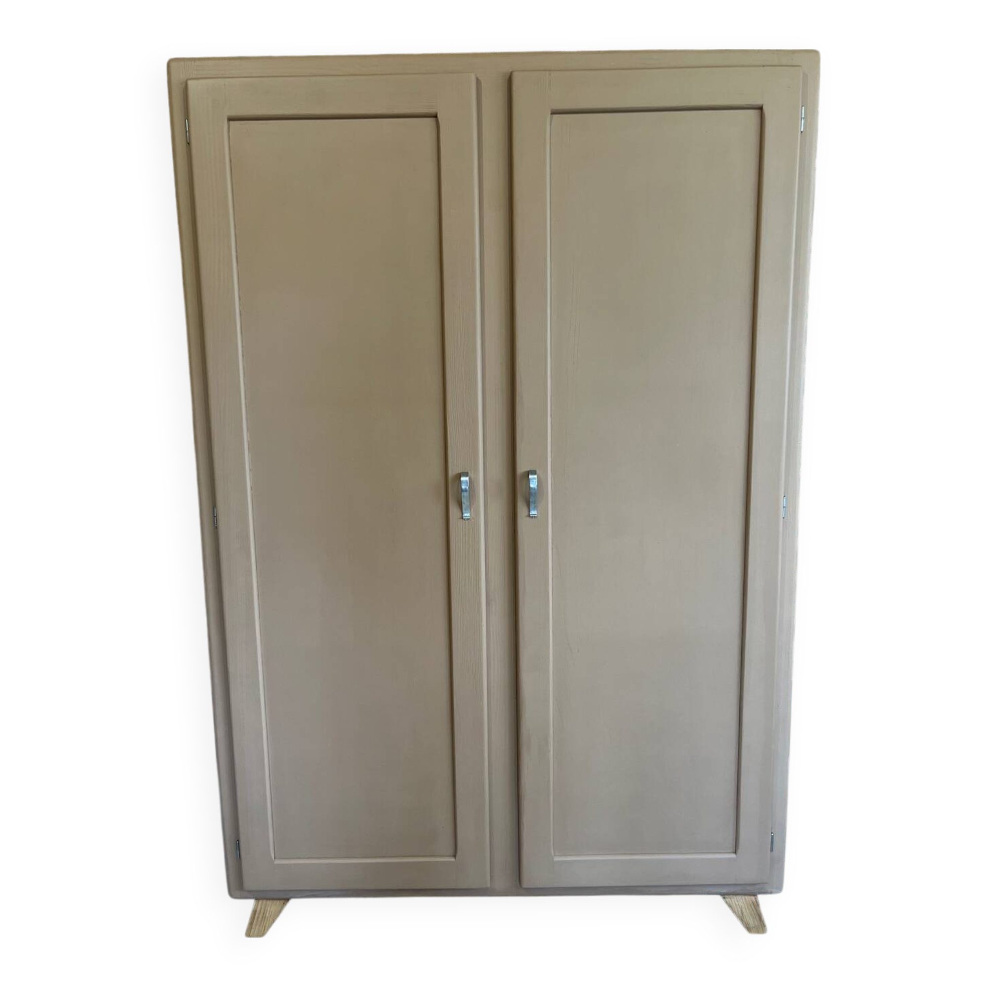 Parisian wardrobe with compass feet