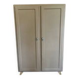 Parisian wardrobe with compass feet