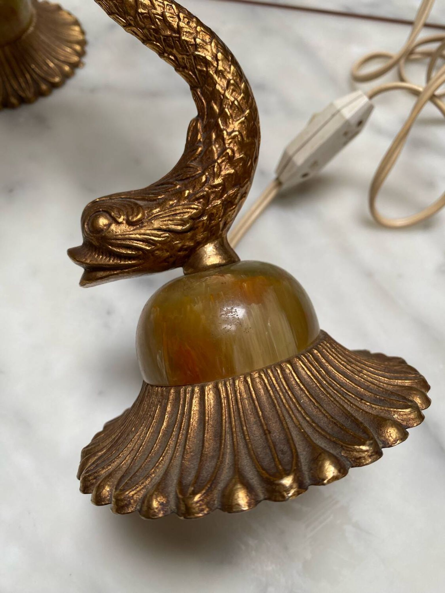 Paire de lampes poissons laiton doré