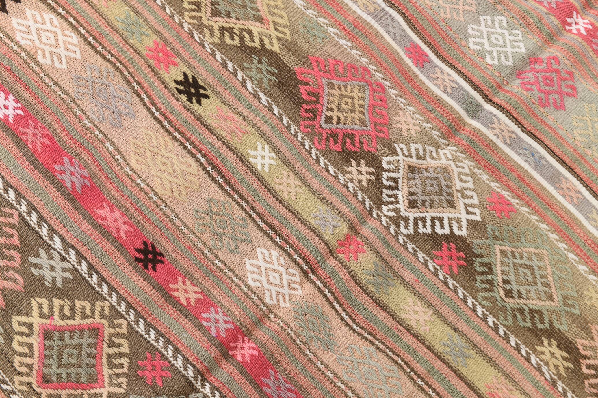 Tapis kilim ancien pastel, teintes délavées rose & vert, charme bohème,