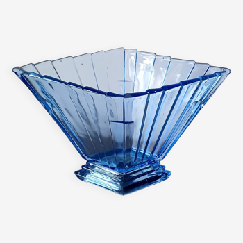 Vase. Modèle spécial éventail. Art Déco. Verre bleu vif