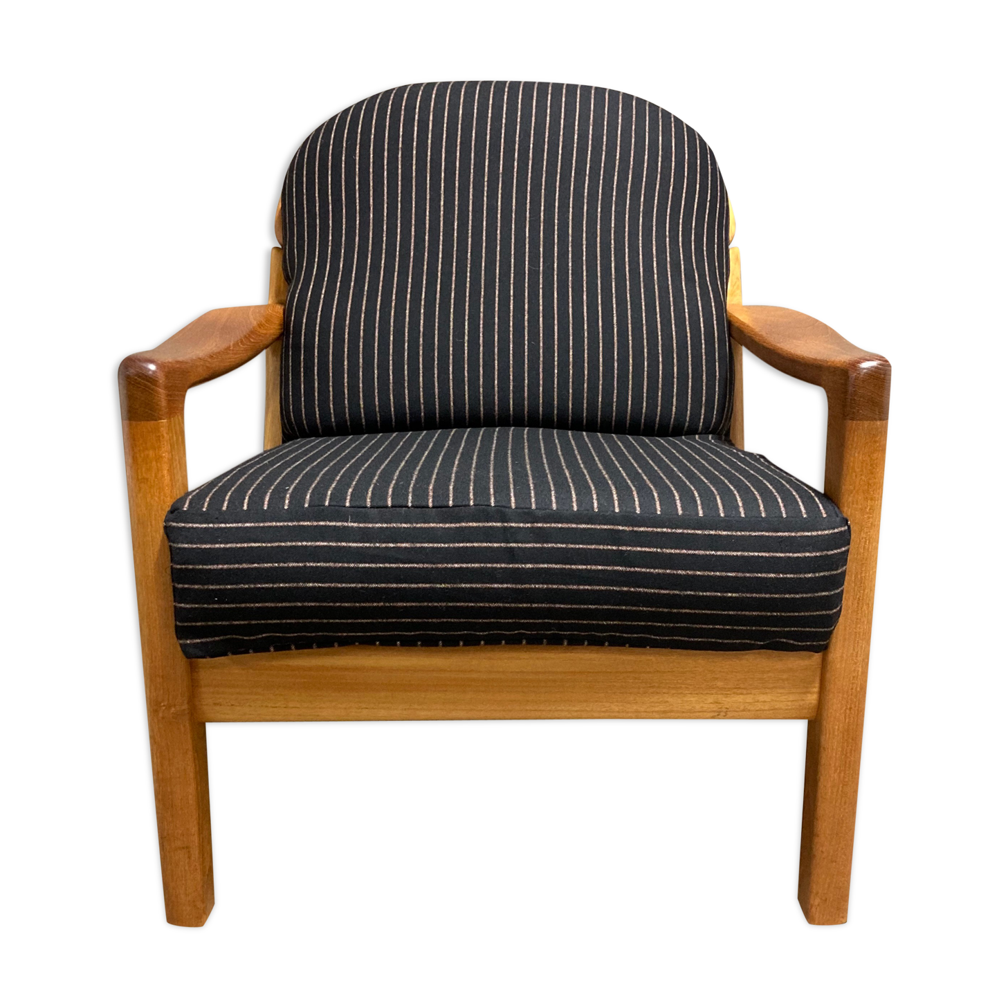 Fauteuil noir 1960 avec son estampille scandinave.