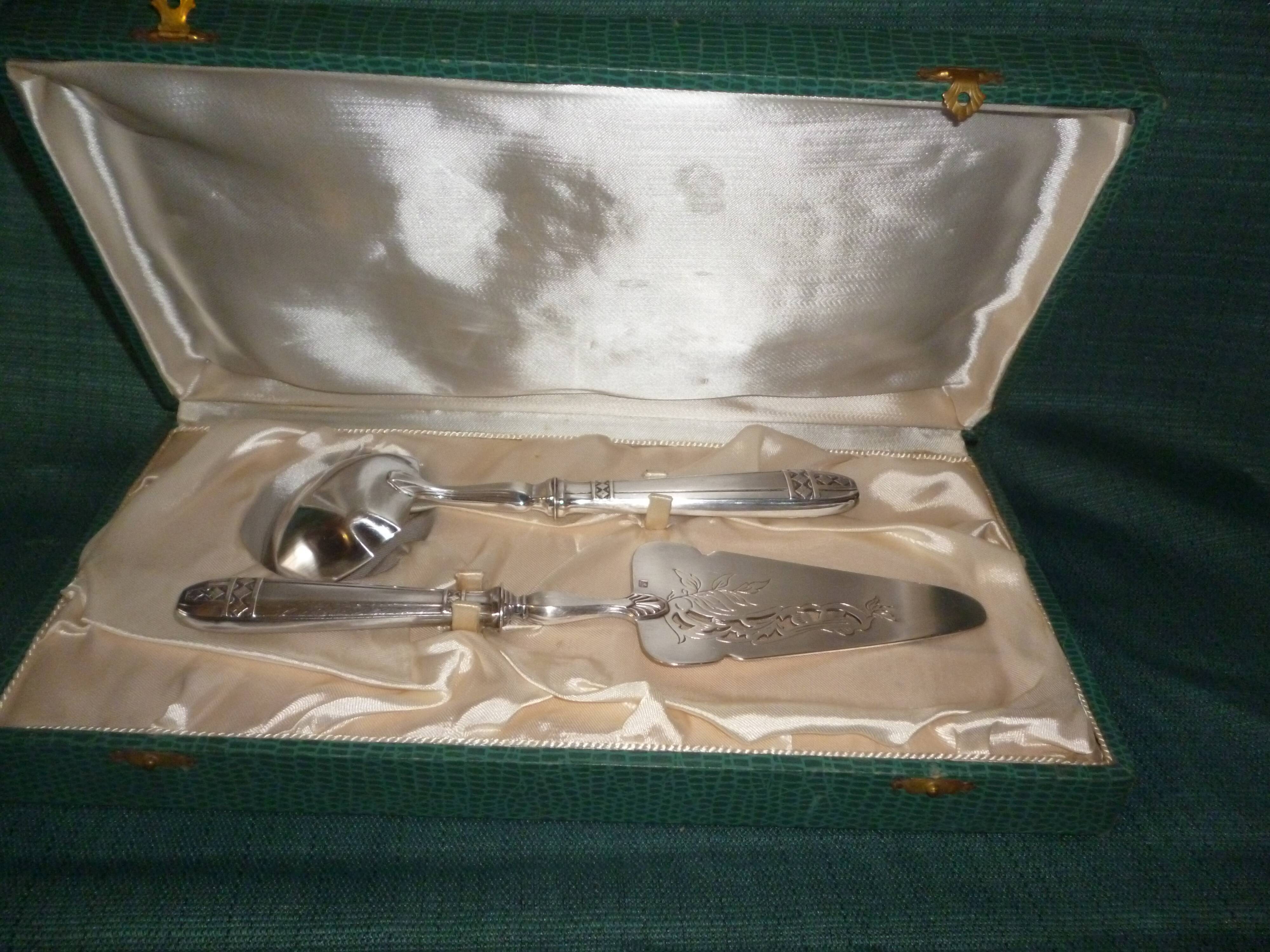 Dessert cutlery in silver plated metal